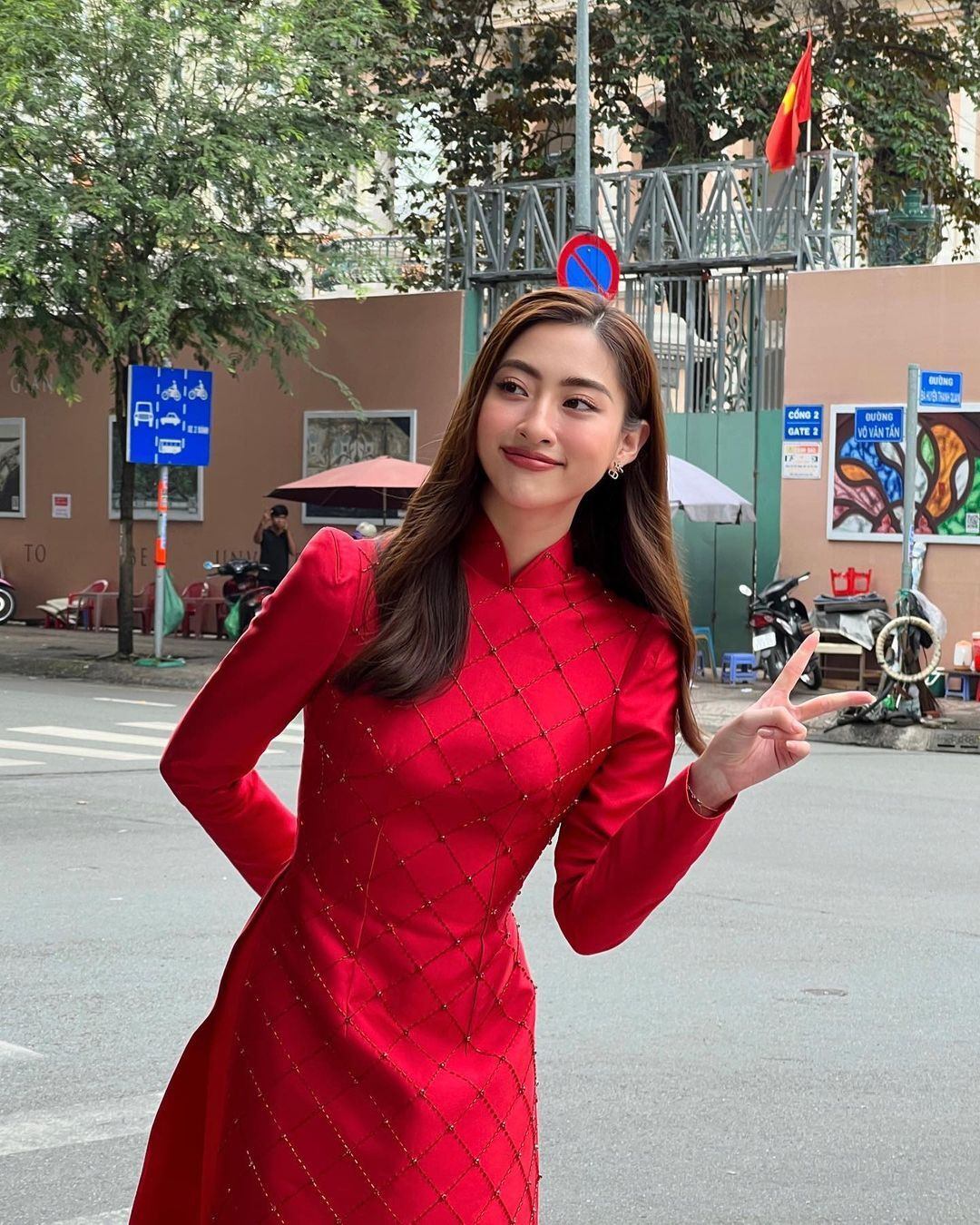 Hoa hậu Lương Thuỳ Linh mặc 'kín cổng cao tường' từ khi trở thành giảng viên  - 5