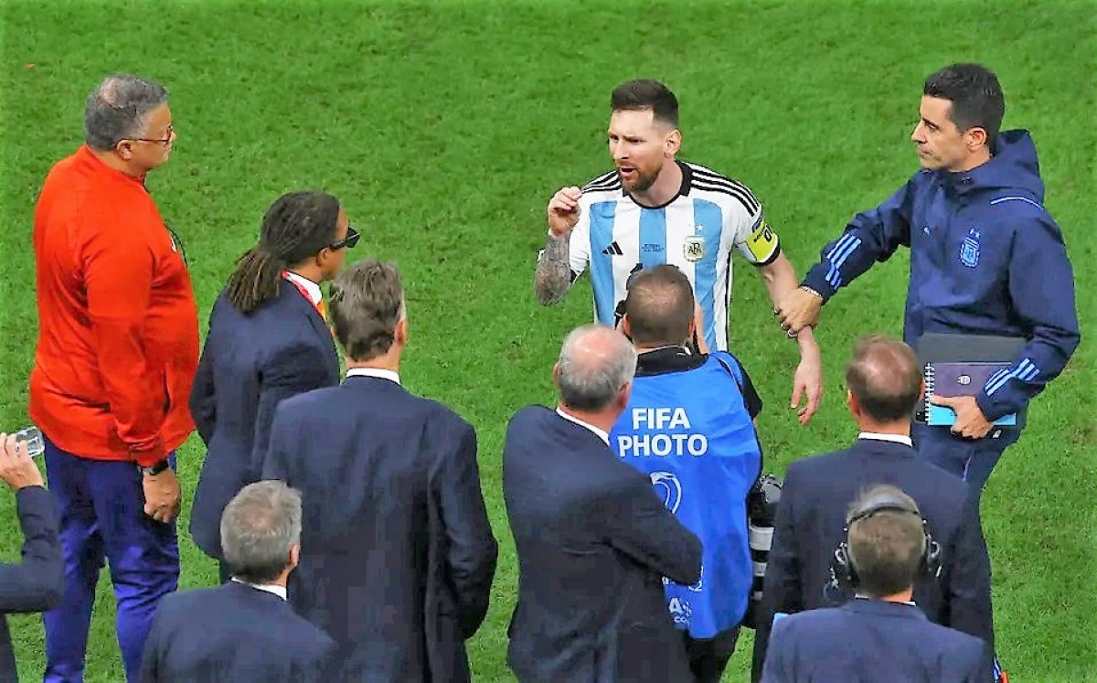 Nếu bạn yêu thích sự gay cấn và căng thẳng trong bóng đá, thì hãy xem hình ảnh Messi nổi nóng và khiêu khích trong trận bán kết. Anh đã để lại một ấn tượng mạnh với khán giả với những pha chạm trán và hành động đầy sức mạnh trước đối thủ.