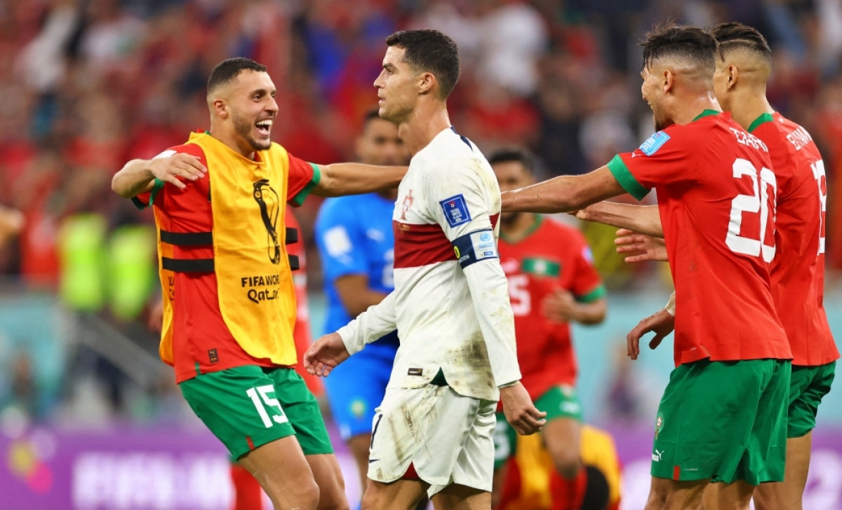 ronaldo khoc nuc no khi bo Dao nha bi loai, cau thu morocco chay toi dong vien hinh anh 8