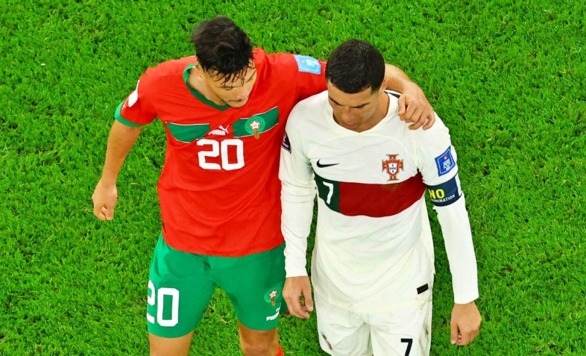 ronaldo khoc nuc no khi bo Dao nha bi loai, cau thu morocco chay toi dong vien hinh anh 9