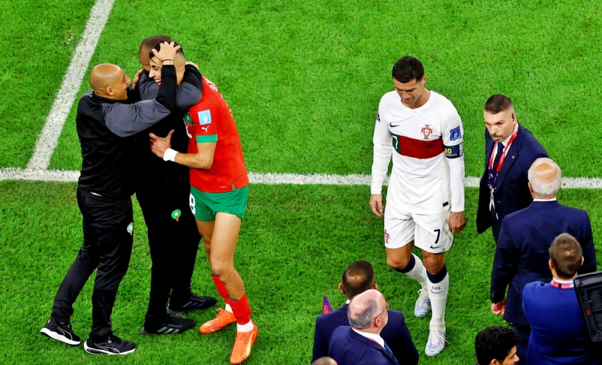 ronaldo khoc nuc no khi bo Dao nha bi loai, cau thu morocco chay toi dong vien hinh anh 11