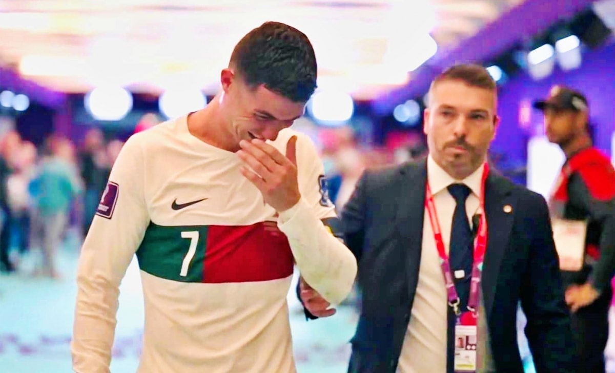 Hình ảnh Ronaldo khóc nức nở sau khi đội tuyển Bồ Đào Nha bị loại khỏi World Cup là một trong những khoảnh khắc đầy cảm xúc của cầu thủ này. Điều đó cho thấy sự nghiêm túc, tình cảm và nỗ lực của Ronaldo trong mỗi trận đấu. Hãy theo dõi hình ảnh này để cảm nhận sự đau buồn của Ronaldo và đội tuyển Bồ Đào Nha.