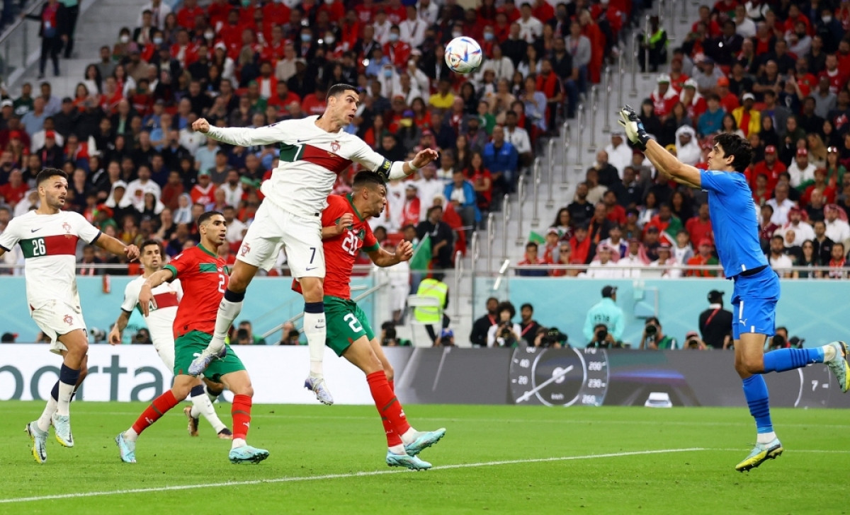 Trận đấu giữa Bồ Đào Nha và Maroc không mang đến kết quả như chúng ta mong đợi, điều đó làm cho Ronaldo và đồng đội phải rời cuộc chơi sớm hơn dự định. Hãy xem hình ảnh khi Ronaldo rơi vào cảnh khóc khi đội tuyển Bồ Đào Nha bị loại khỏi giải đấu.