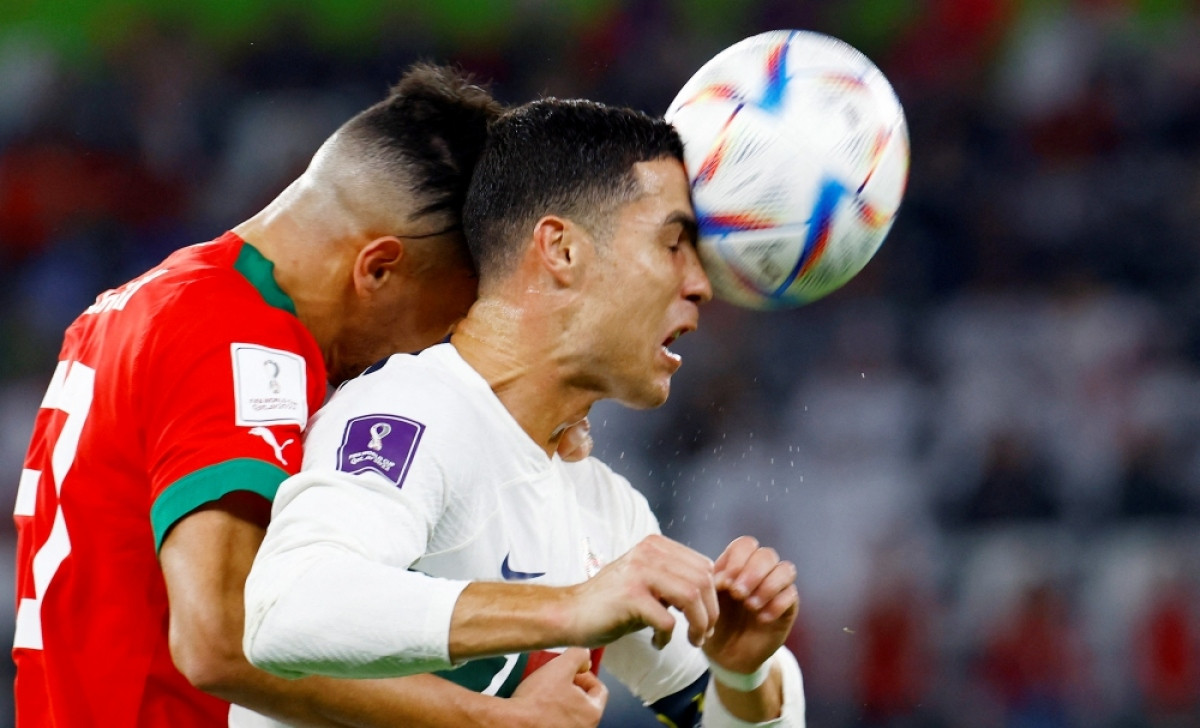 ronaldo khoc nuc no khi bo Dao nha bi loai, cau thu morocco chay toi dong vien hinh anh 4