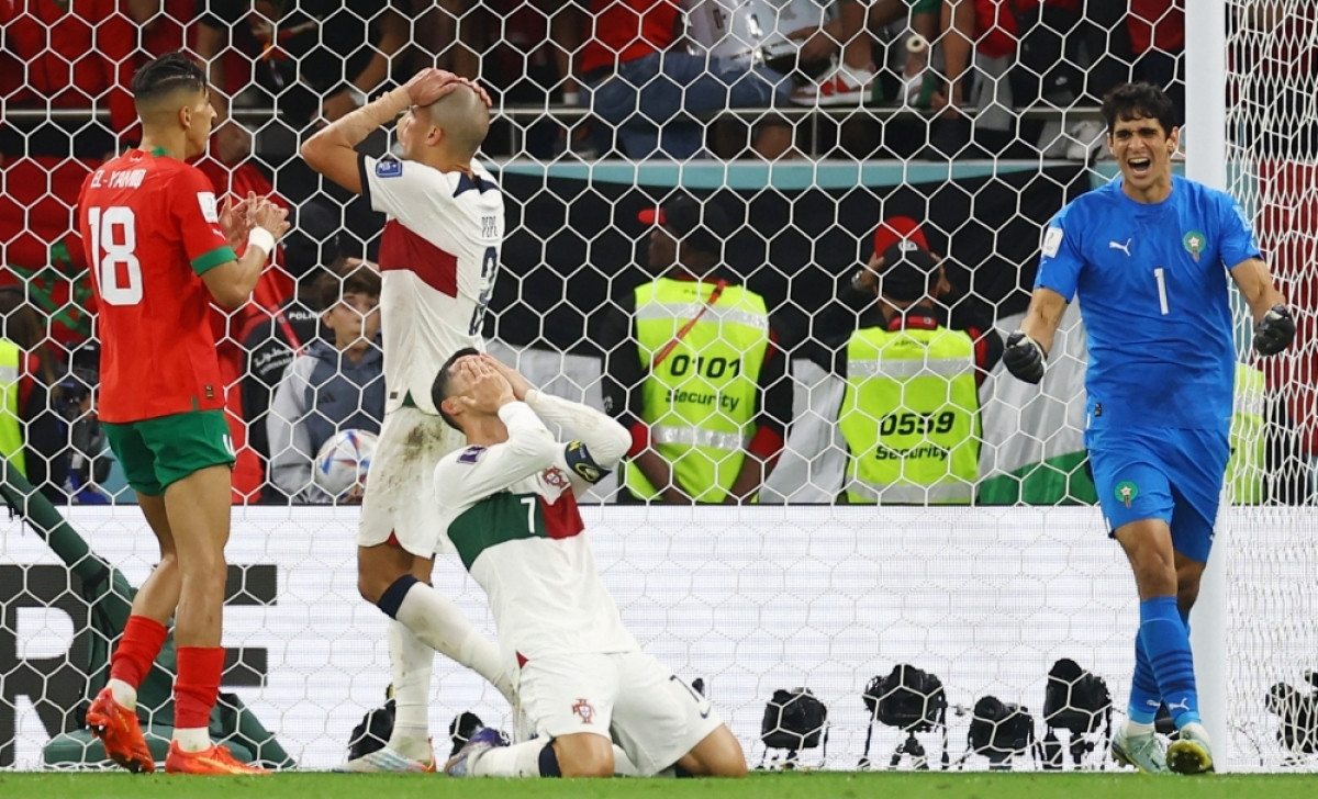 ronaldo khoc nuc no khi bo Dao nha bi loai, cau thu morocco chay toi dong vien hinh anh 5