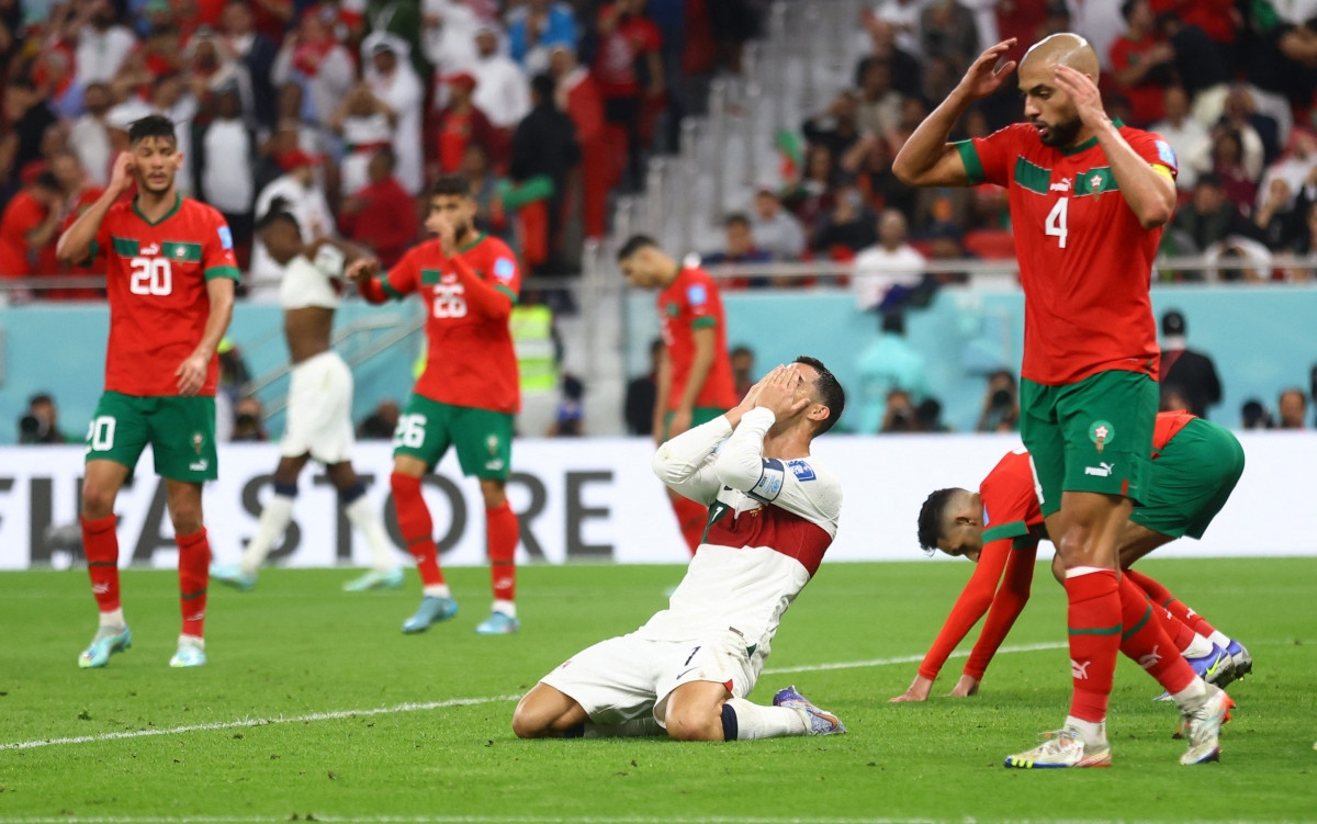 ronaldo khoc nuc no khi bo Dao nha bi loai, cau thu morocco chay toi dong vien hinh anh 6
