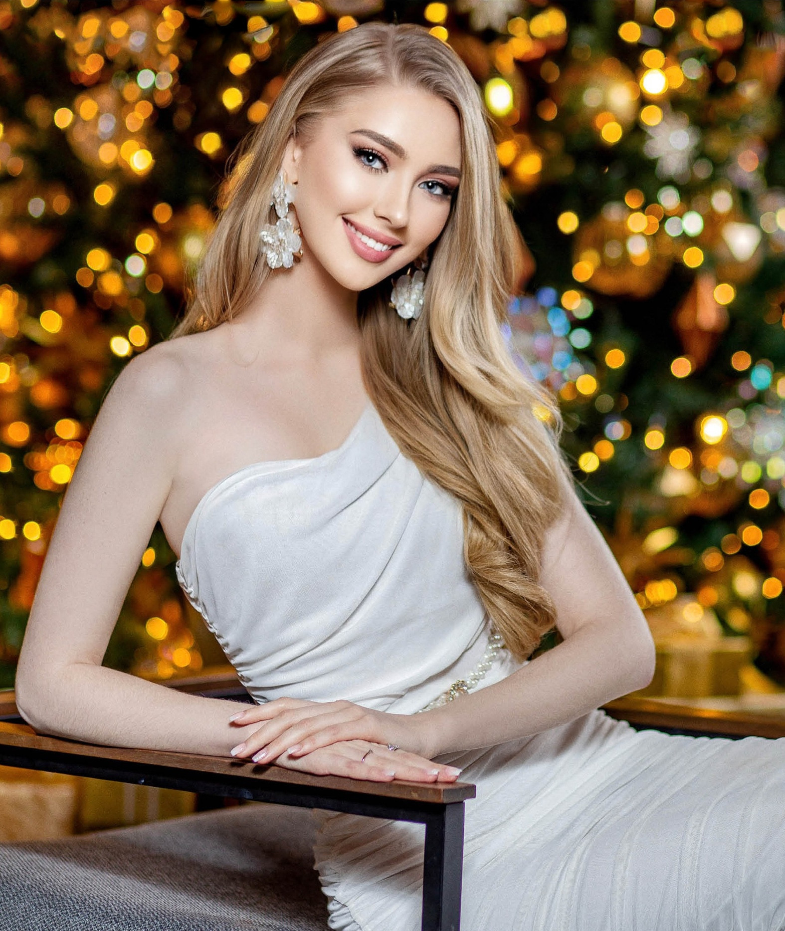 Vẻ đẹp tựa công chúa của Hoa hậu Quốc tế 2022 - 2