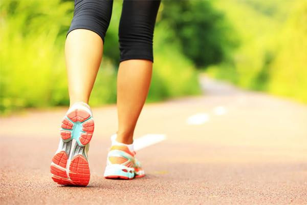 Cách đi bộ ngược đời giúp tăng cường sức khỏe - 1