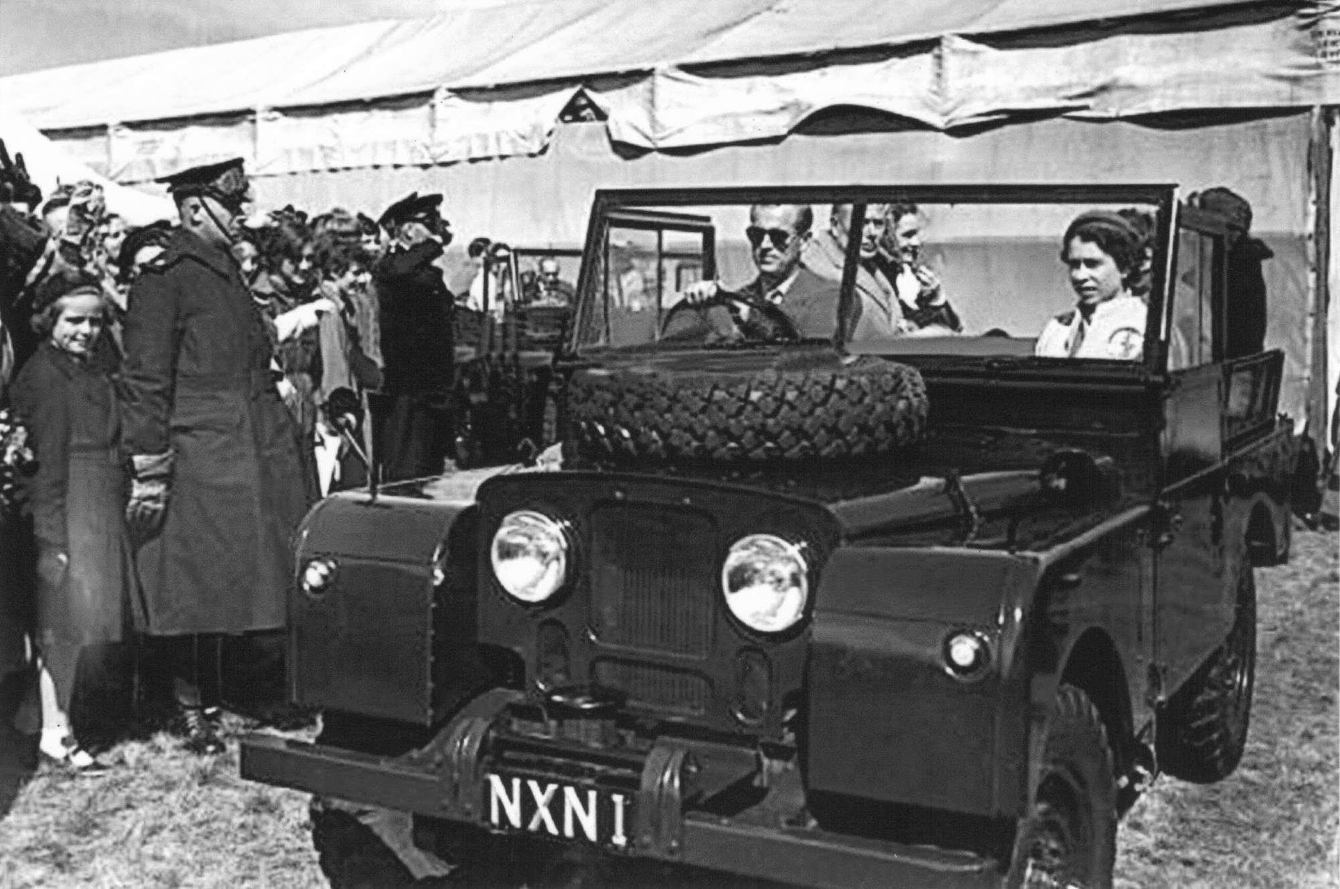 Chiếc Land Rover từng 12 năm phục vụ Nữ hoàng Anh được tìm thấy trong nhà kho - 1