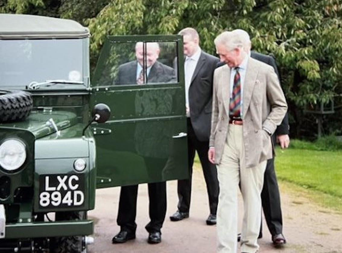 Chiếc Land Rover từng 12 năm phục vụ Nữ hoàng Anh được tìm thấy trong nhà kho - 2