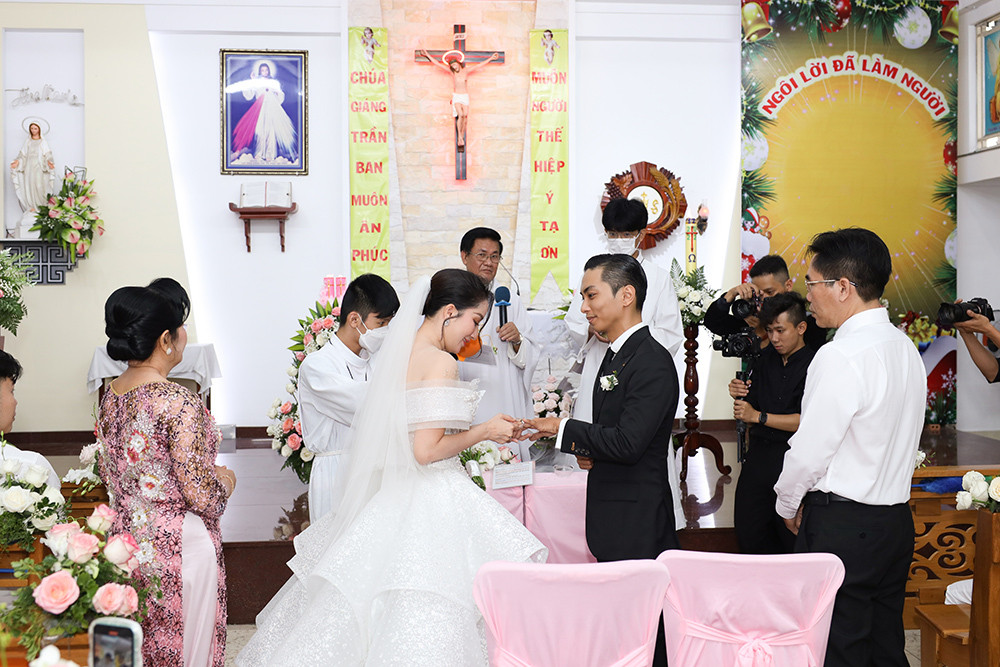 Khánh Thi đẹp lộng lẫy trong hôn lễ tại nhà thờ - 5