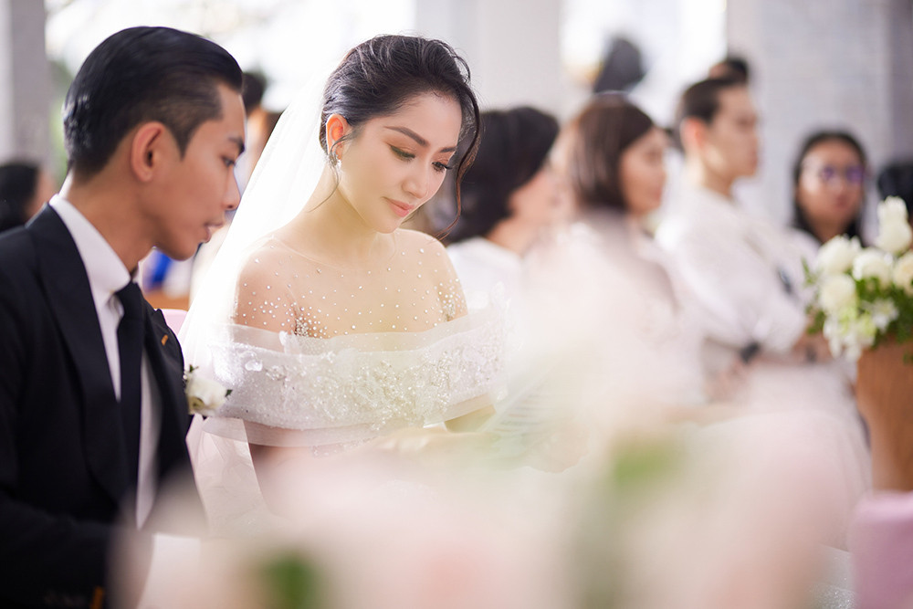 Khánh Thi đẹp lộng lẫy trong hôn lễ tại nhà thờ - 3