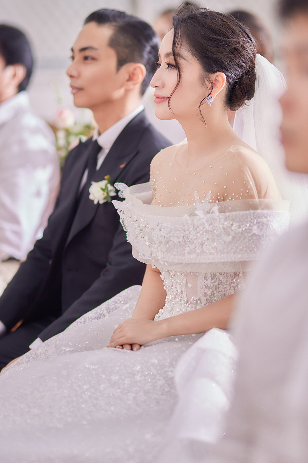 Khánh Thi đẹp lộng lẫy trong hôn lễ tại nhà thờ - 6