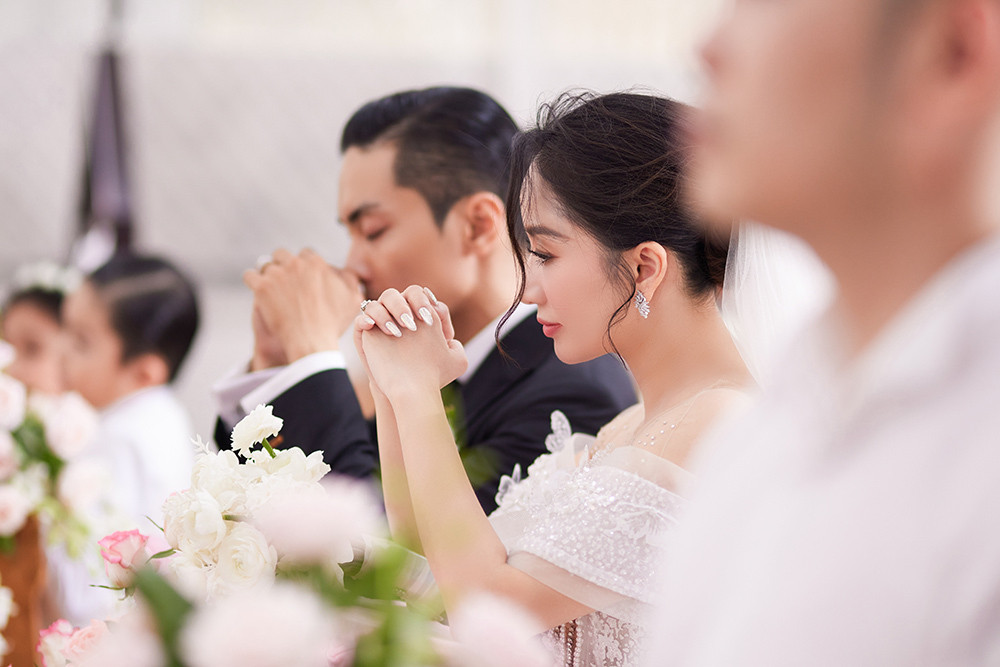 Khánh Thi đẹp lộng lẫy trong hôn lễ tại nhà thờ - 7