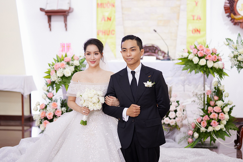 Khánh Thi đẹp lộng lẫy trong hôn lễ tại nhà thờ - 1