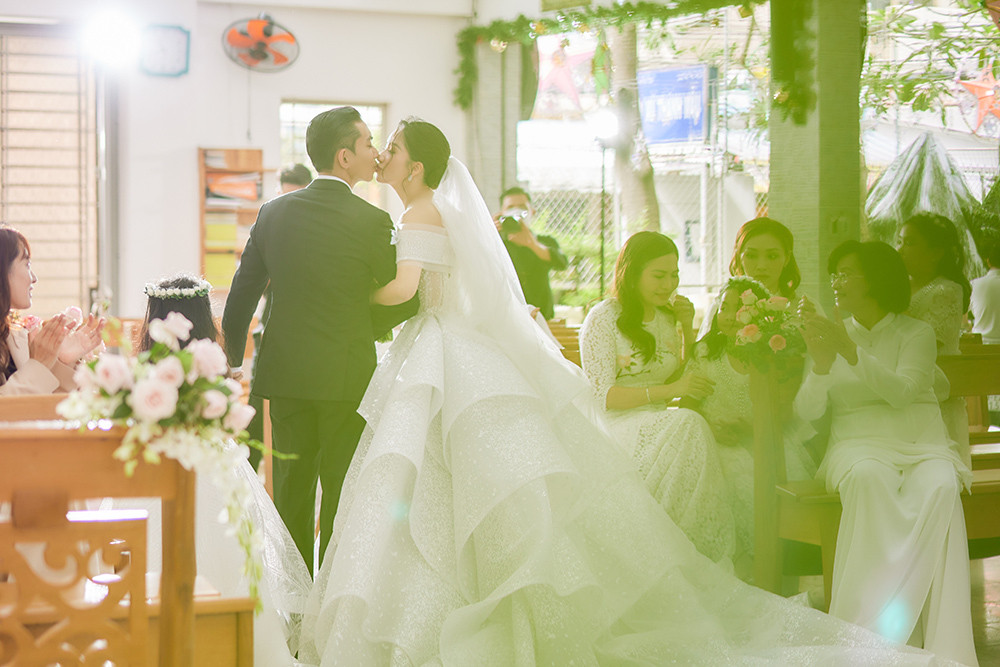 Khánh Thi đẹp lộng lẫy trong hôn lễ tại nhà thờ - 10