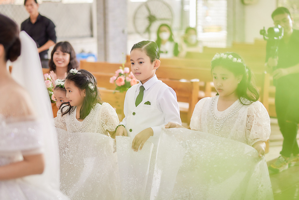 Khánh Thi đẹp lộng lẫy trong hôn lễ tại nhà thờ - 8