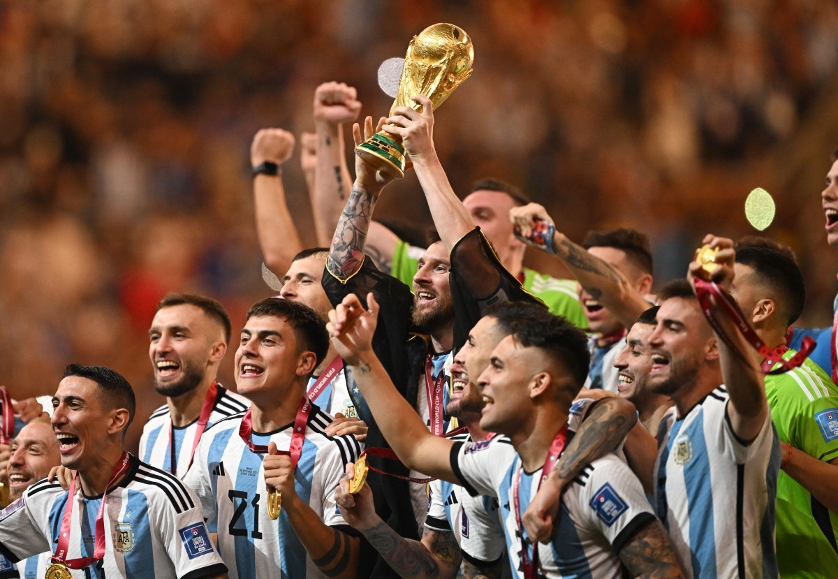 Bạn muốn chiêm ngưỡng hình ảnh Lionel Messi với chiếc cúp vàng Argentina trong tay của anh? Các fan hâm mộ của siêu sao này nhất định sẽ thích xem hình ảnh tuyệt đẹp này và đắm chìm trong niềm tự hào của đất nước.