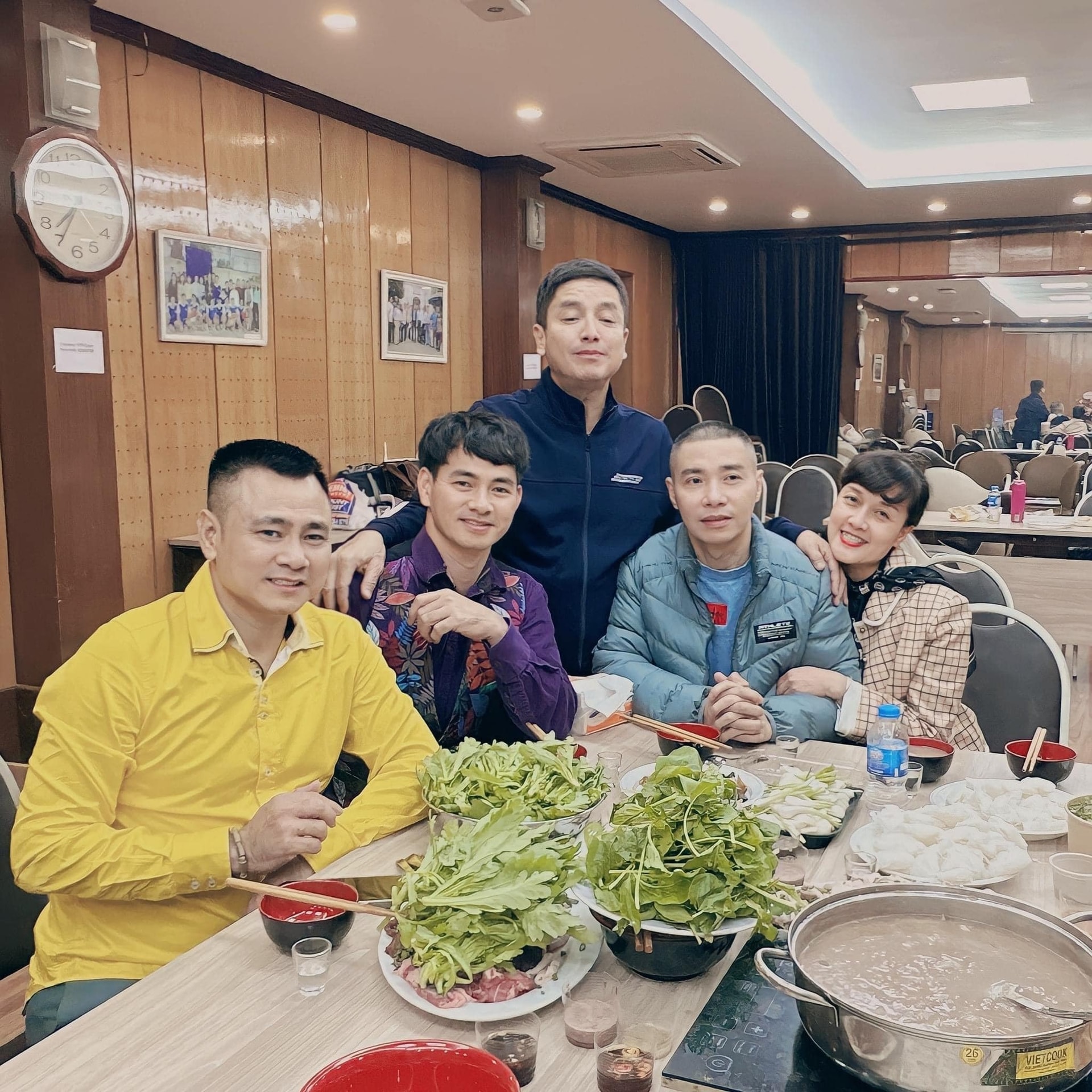 Sao Việt 20/12: Vợ chồng NSND Lan Hương kỷ niệm 35 ngày cưới trên du thuyền - 4