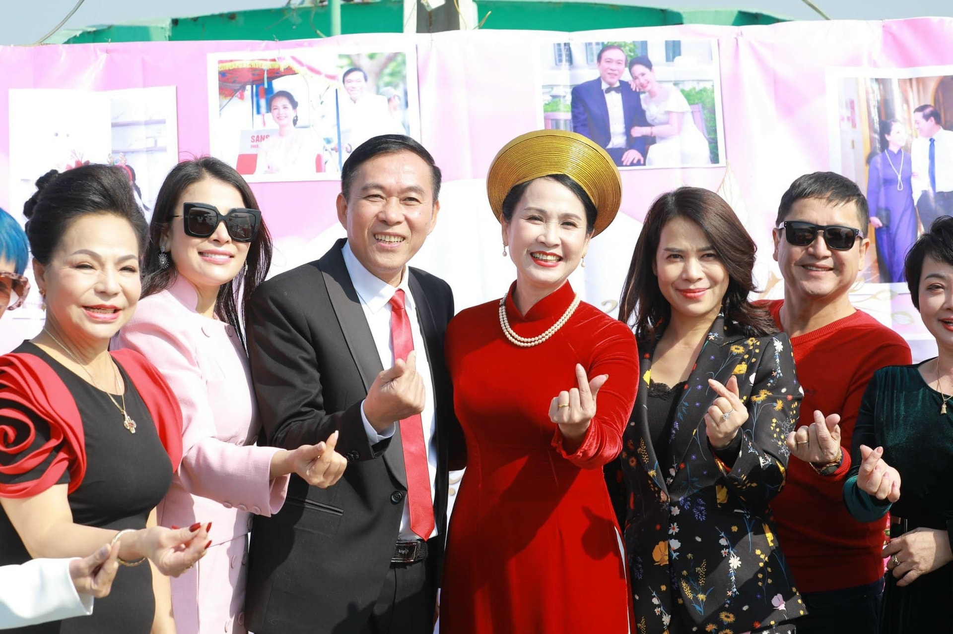 Sao Việt 20/12: Vợ chồng NSND Lan Hương kỷ niệm 35 ngày cưới trên du thuyền - 2