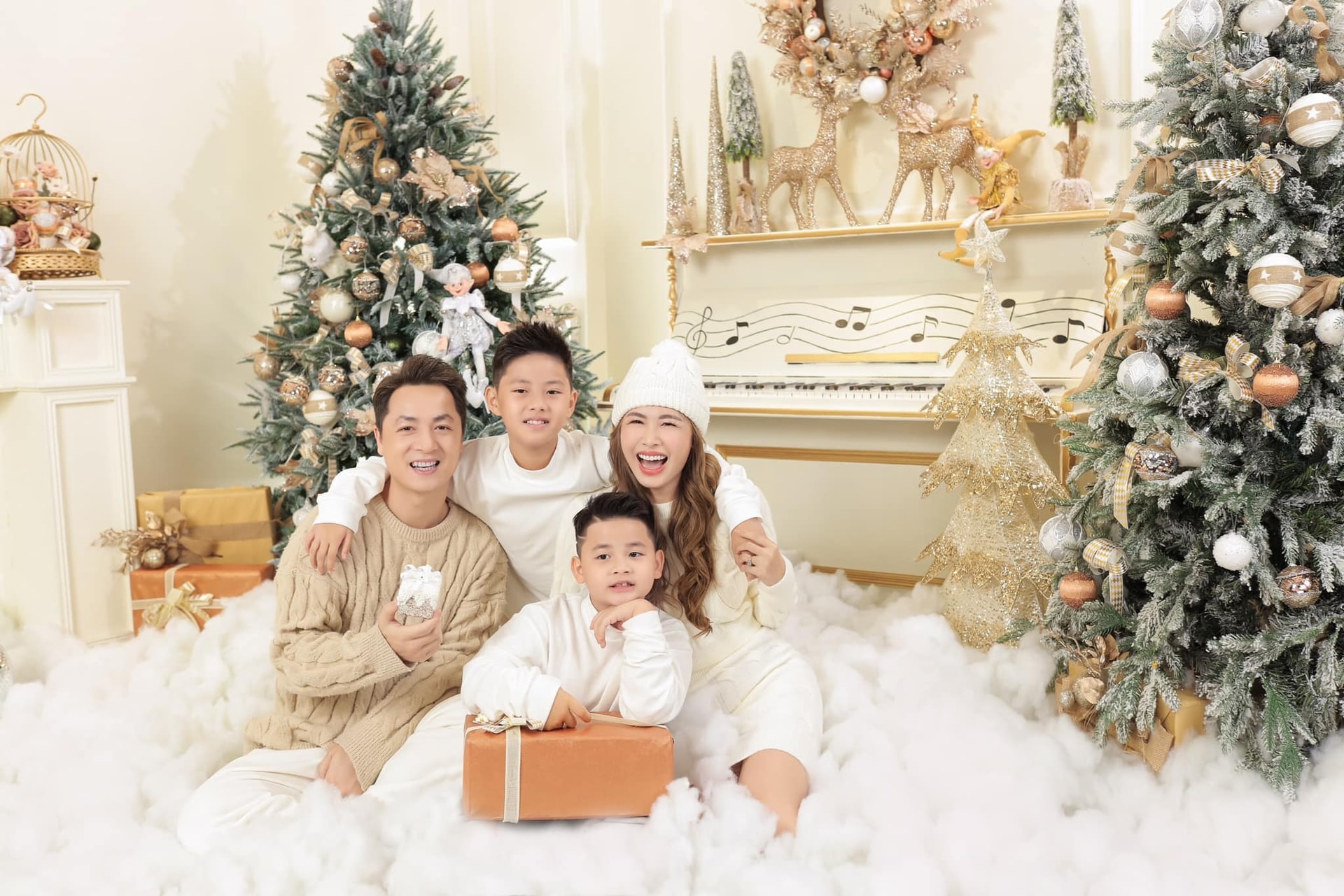 Sao Việt 22/12: Quốc Trung tình tứ bên vợ, Nhật Kim Anh khoe cơ bắp ở tuổi 39 - 4