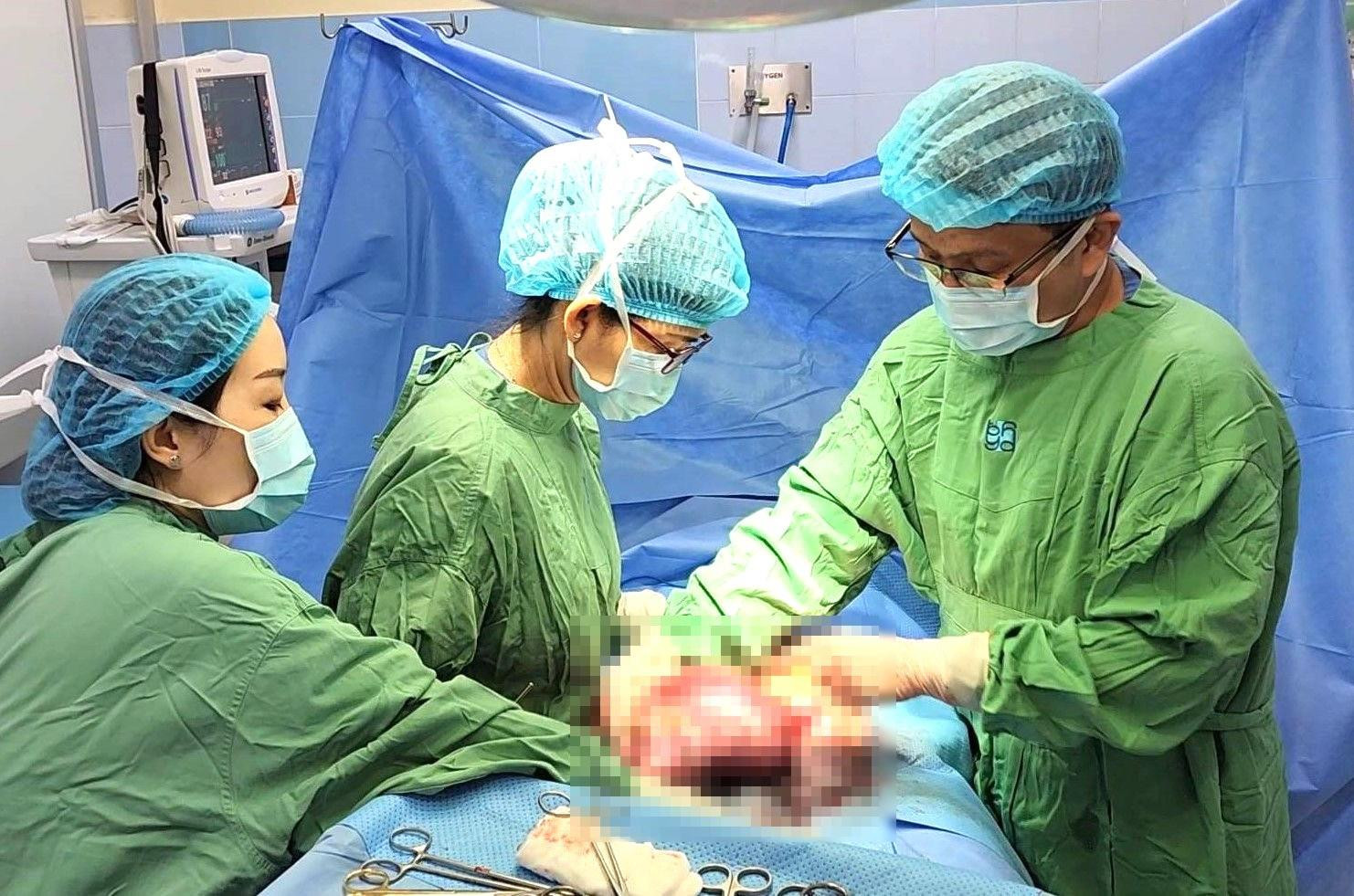 Đi khám hiếm muộn, cô gái phải lên bàn mổ vì khối u to bất thường - 1
