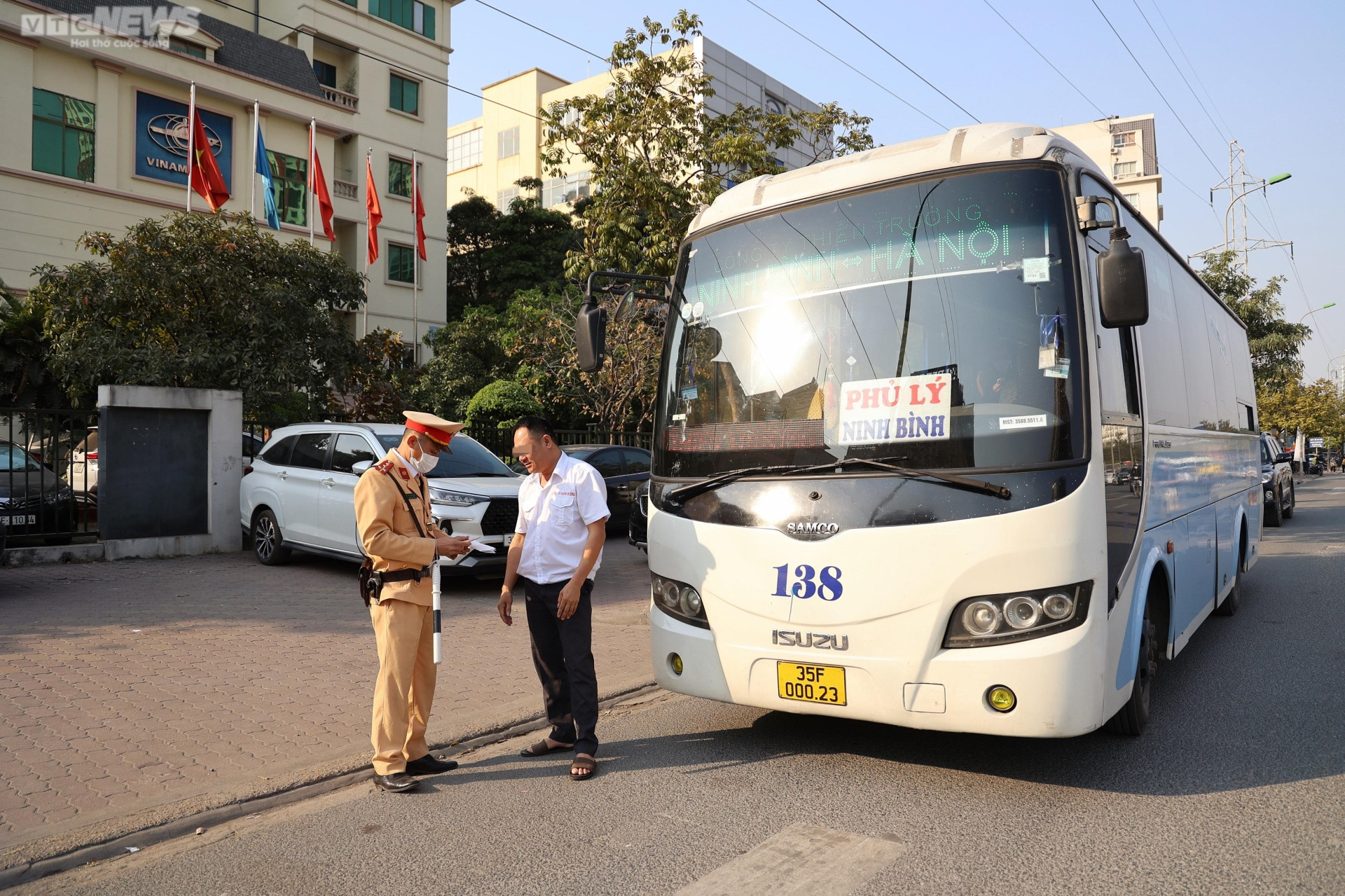CSGT Hà Nội hóa trang ghi hình xe khách 'rùa bò' đại náo trước bến xe Mỹ Đình - 6