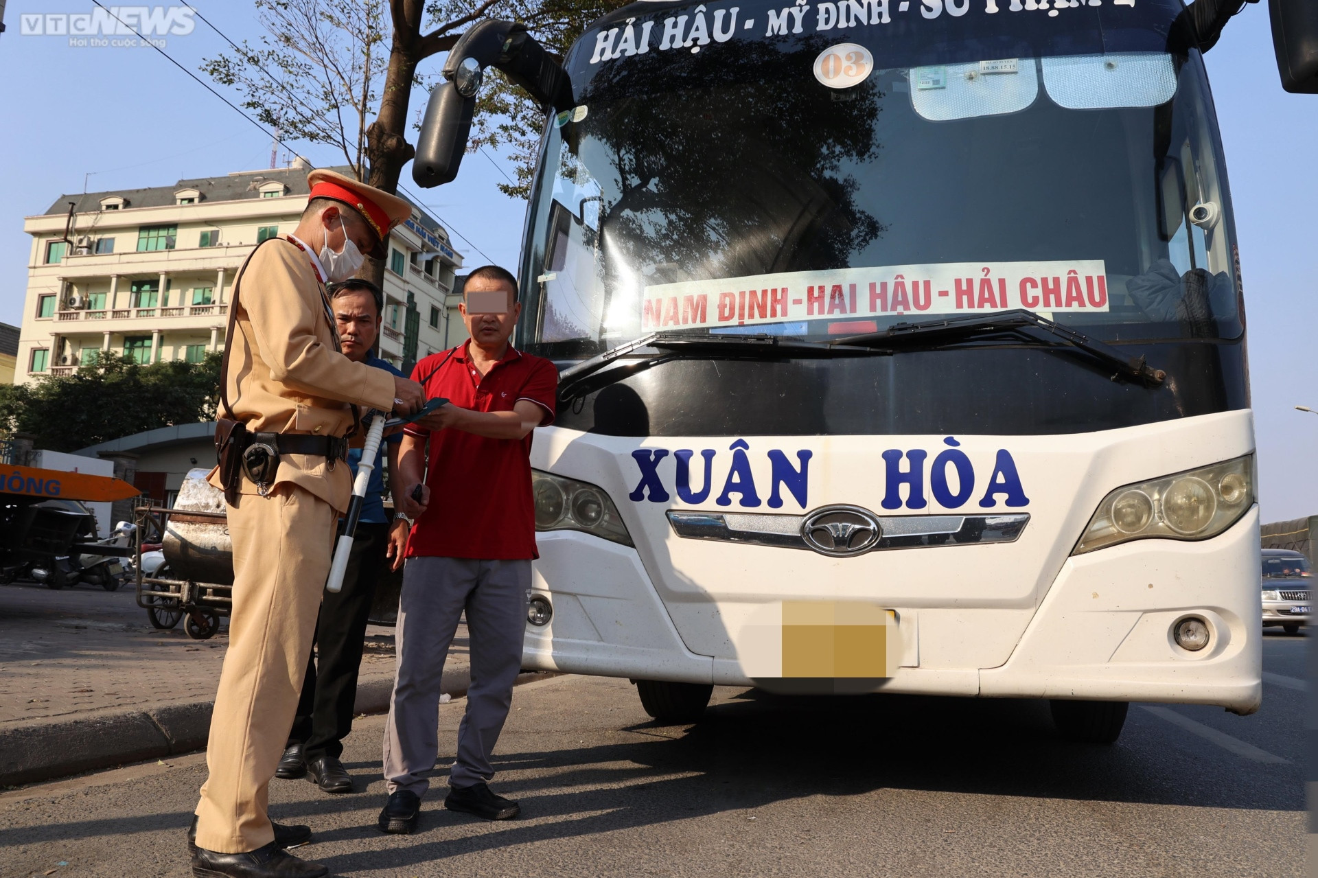 CSGT Hà Nội hóa trang ghi hình xe khách 'rùa bò' đại náo trước bến xe Mỹ Đình - 11