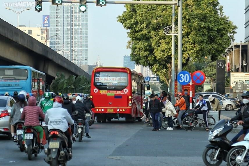 CSGT Hà Nội hóa trang ghi hình xe khách 'rùa bò' đại náo trước bến xe Mỹ Đình - 4