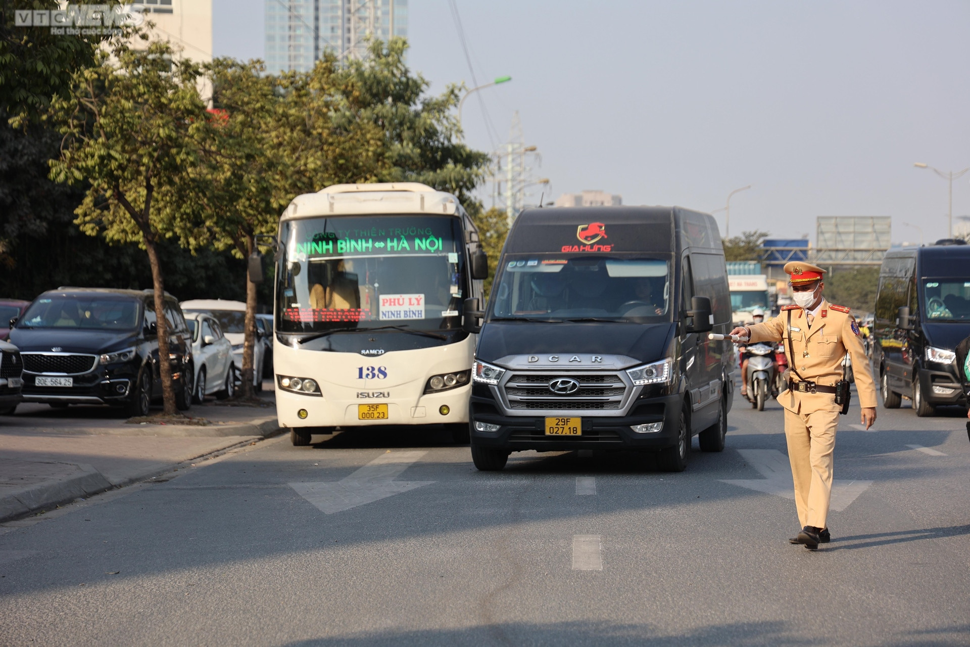 CSGT Hà Nội hóa trang ghi hình xe khách 'rùa bò' đại náo trước bến xe Mỹ Đình - 1