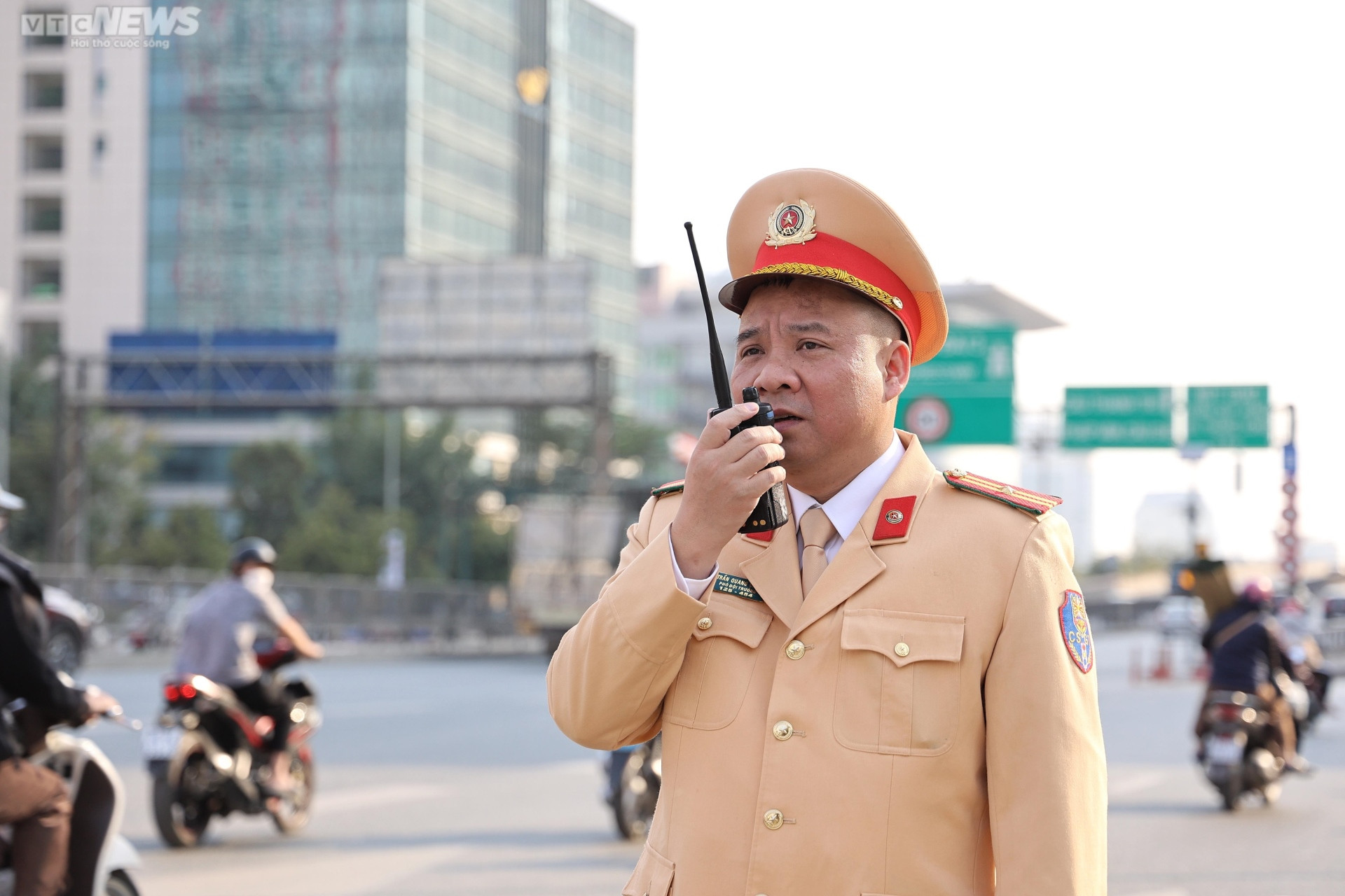 CSGT Hà Nội hóa trang ghi hình xe khách 'rùa bò' đại náo trước bến xe Mỹ Đình - 2