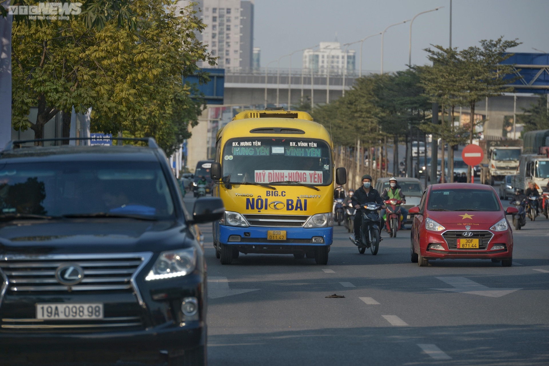 CSGT Hà Nội hóa trang ghi hình xe khách 'rùa bò' đại náo trước bến xe Mỹ Đình - 3