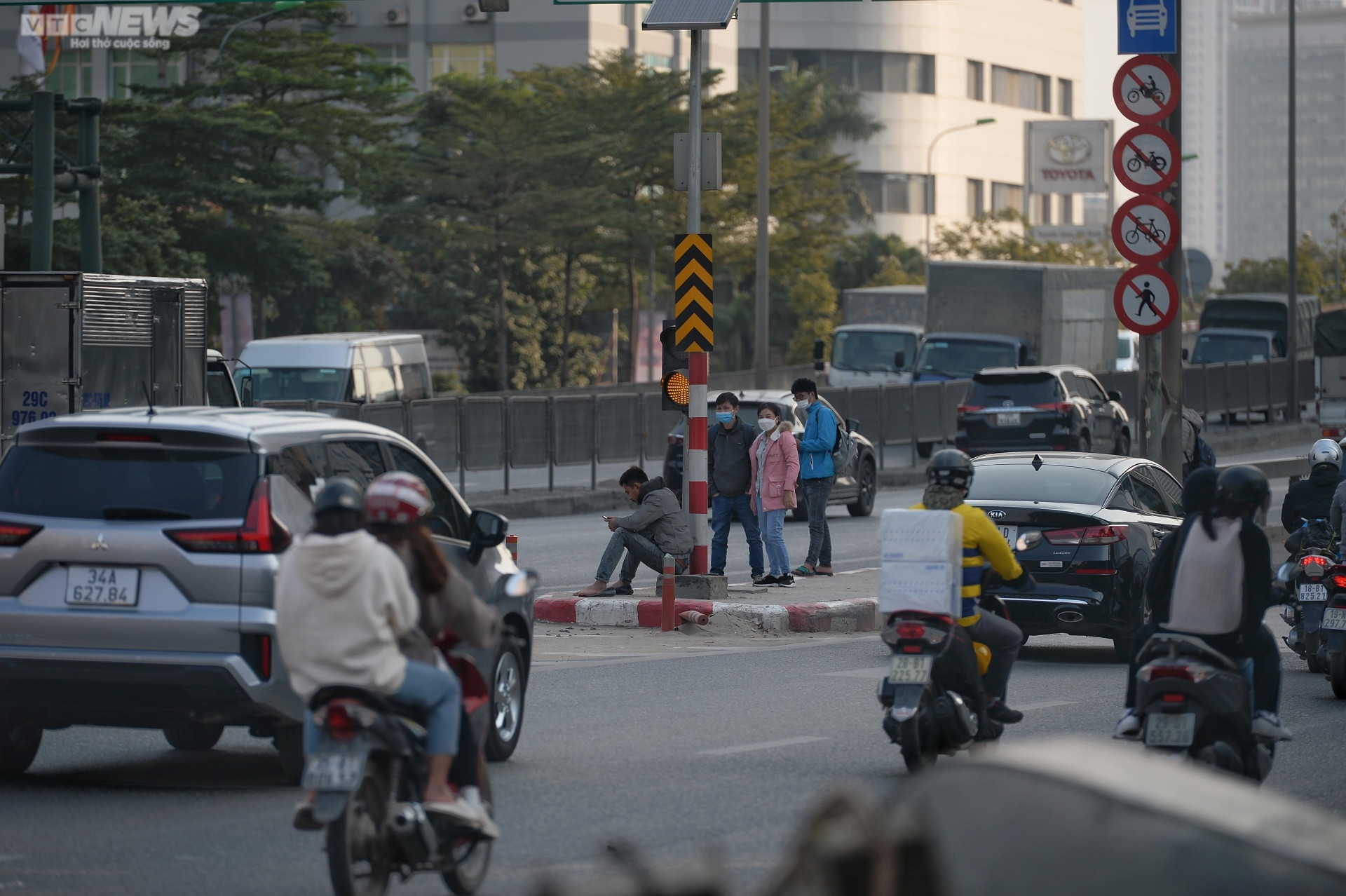 CSGT Hà Nội hóa trang ghi hình xe khách 'rùa bò' đại náo trước bến xe Mỹ Đình - 12