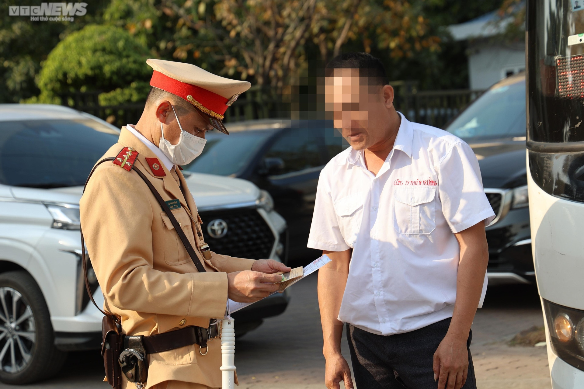CSGT Hà Nội hóa trang ghi hình xe khách 'rùa bò' đại náo trước bến xe Mỹ Đình - 7
