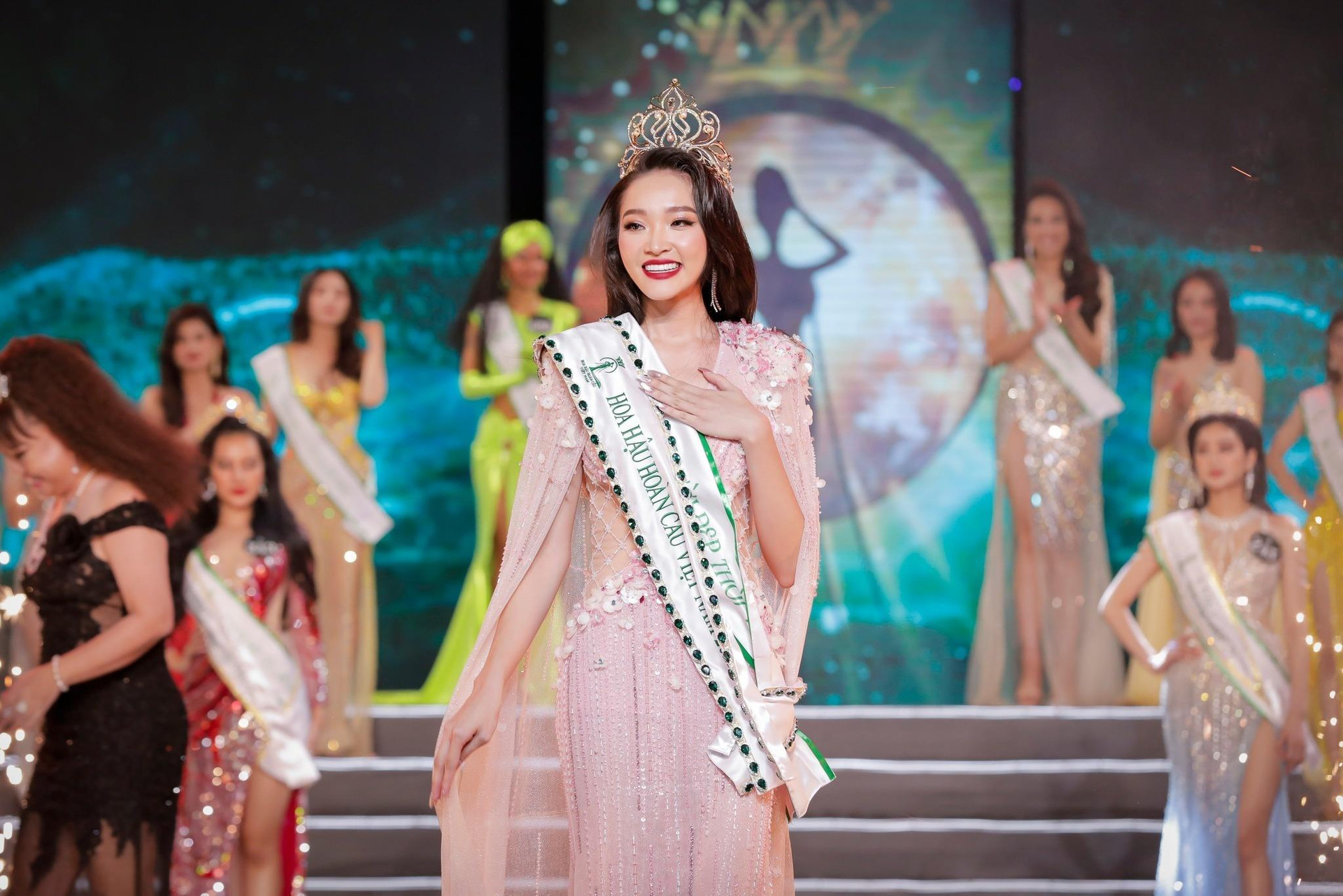 Ngắm vẻ kiều diễm của 11 mỹ nhân đăng quang hoa hậu ở Việt Nam năm 2022 - 14