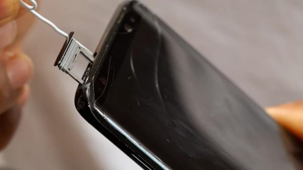Cách mở khe cắm thẻ SIM trên điện thoại mà không cần dụng cụ chuyên dụng - 2