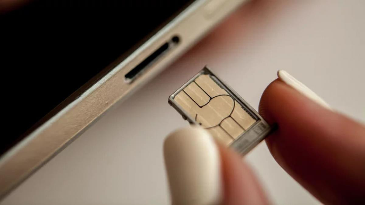Cách mở khe cắm thẻ SIM trên điện thoại mà không cần dụng cụ chuyên dụng - 1