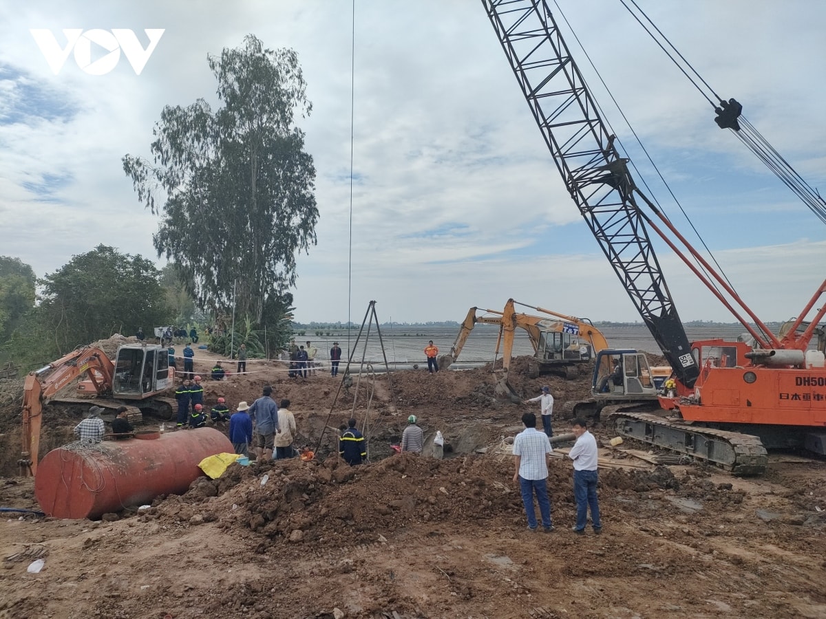 Chạy đua với thời gian giải cứu bé trai lọt xuống trụ bê tông