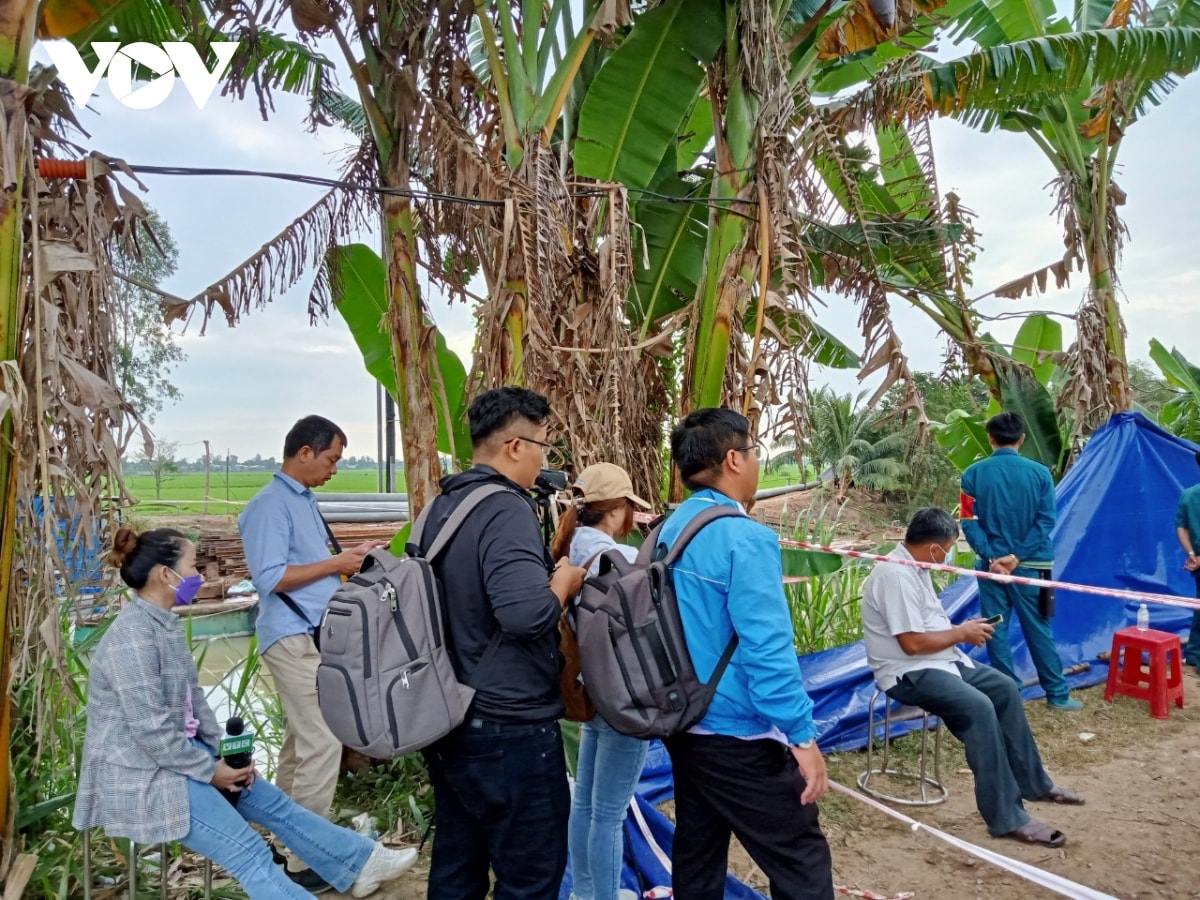 chay dua voi thoi gian de giai cuu be trai 10 tuoi lot xuong tru be tong sau 35m hinh anh 10