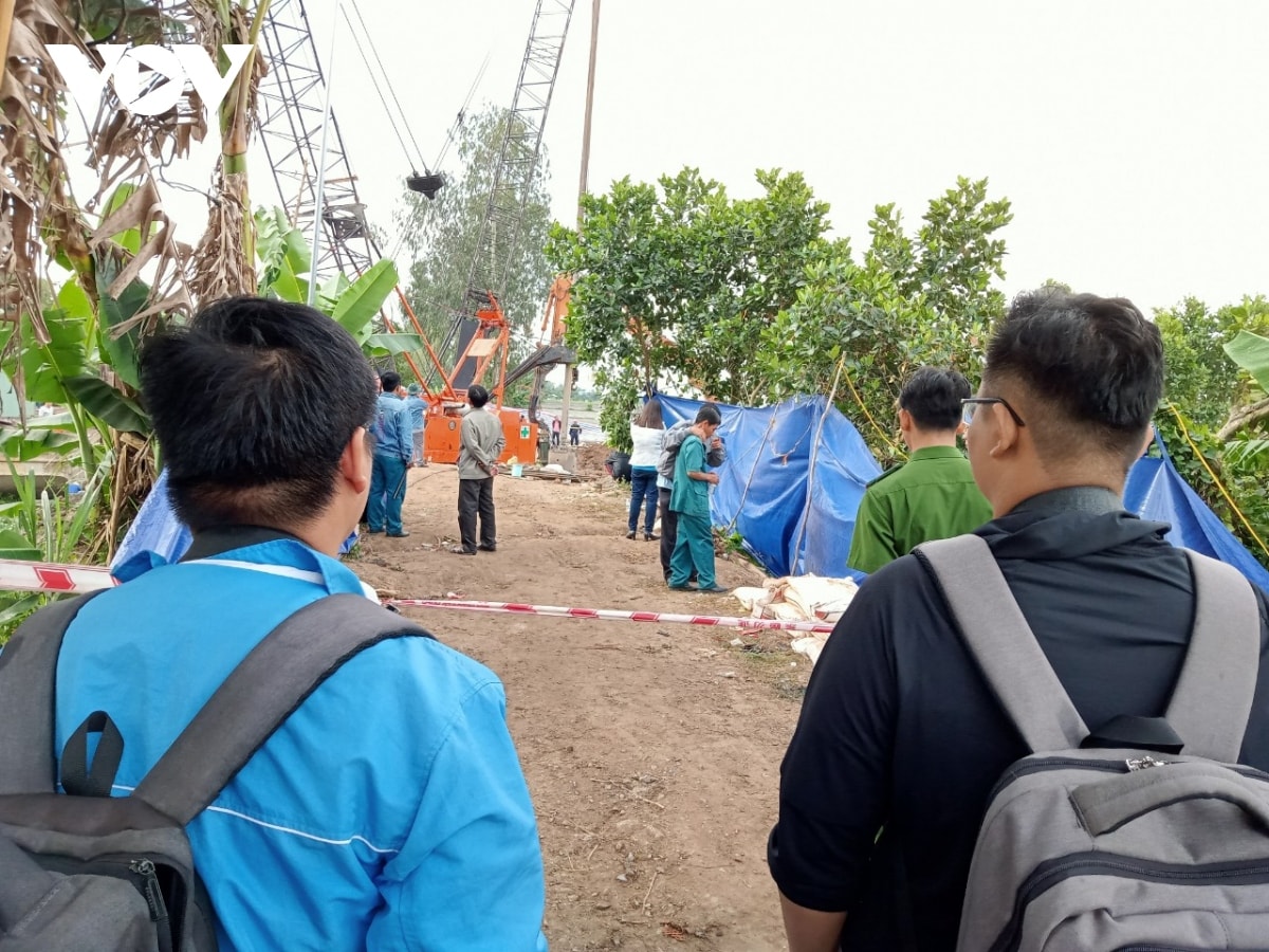 chay dua voi thoi gian de giai cuu be trai 10 tuoi lot xuong tru be tong sau 35m hinh anh 9