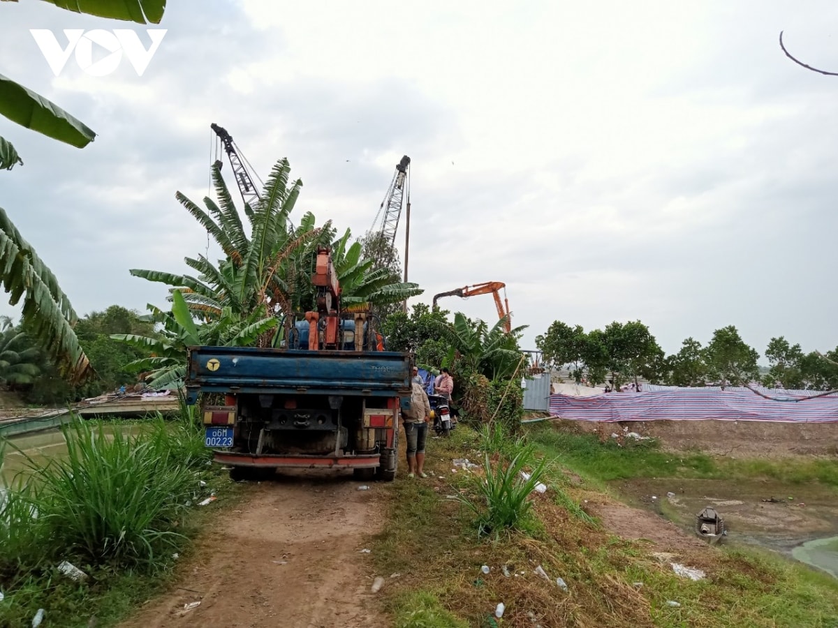 chay dua voi thoi gian de giai cuu be trai 10 tuoi lot xuong tru be tong sau 35m hinh anh 1