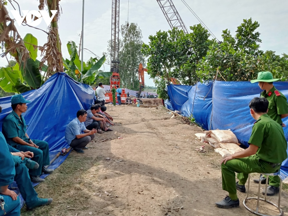 chay dua voi thoi gian de giai cuu be trai 10 tuoi lot xuong tru be tong sau 35m hinh anh 2