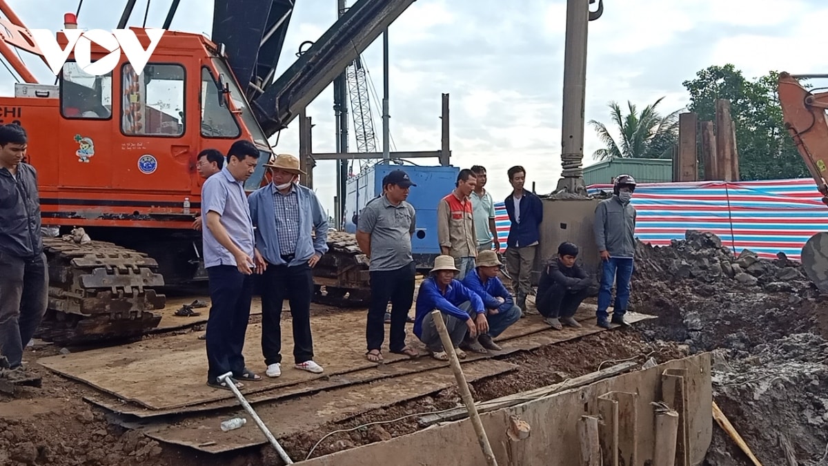 chay dua voi thoi gian de giai cuu be trai 10 tuoi lot xuong tru be tong sau 35m hinh anh 3