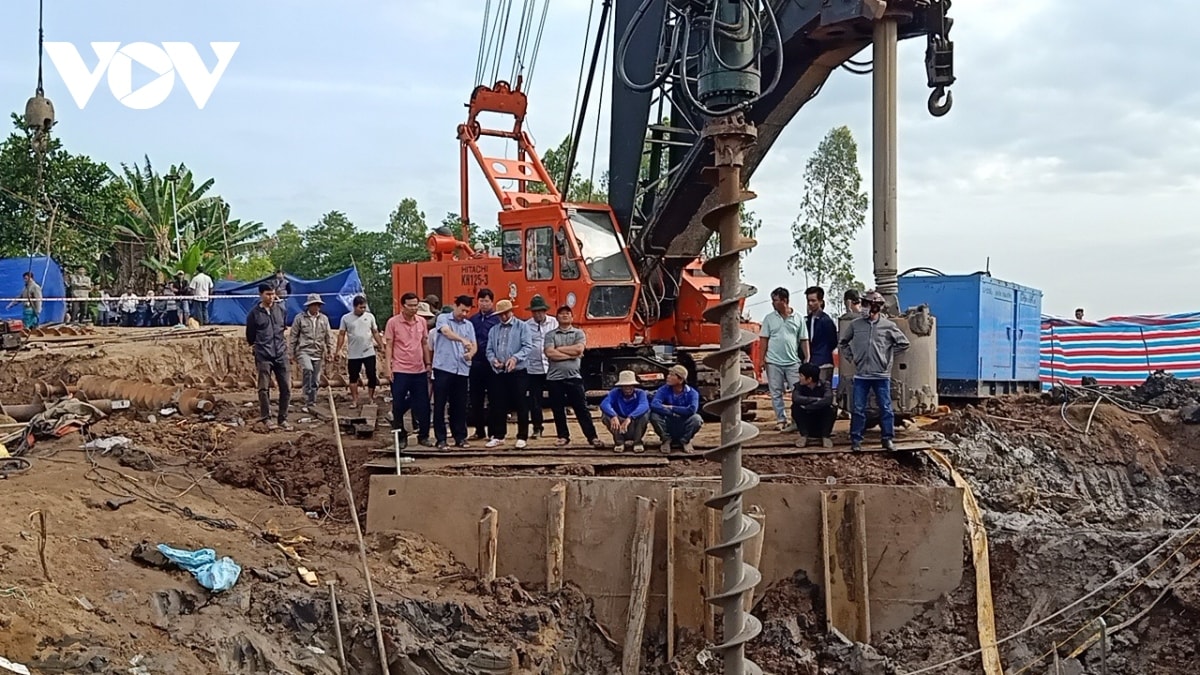 chay dua voi thoi gian de giai cuu be trai 10 tuoi lot xuong tru be tong sau 35m hinh anh 6