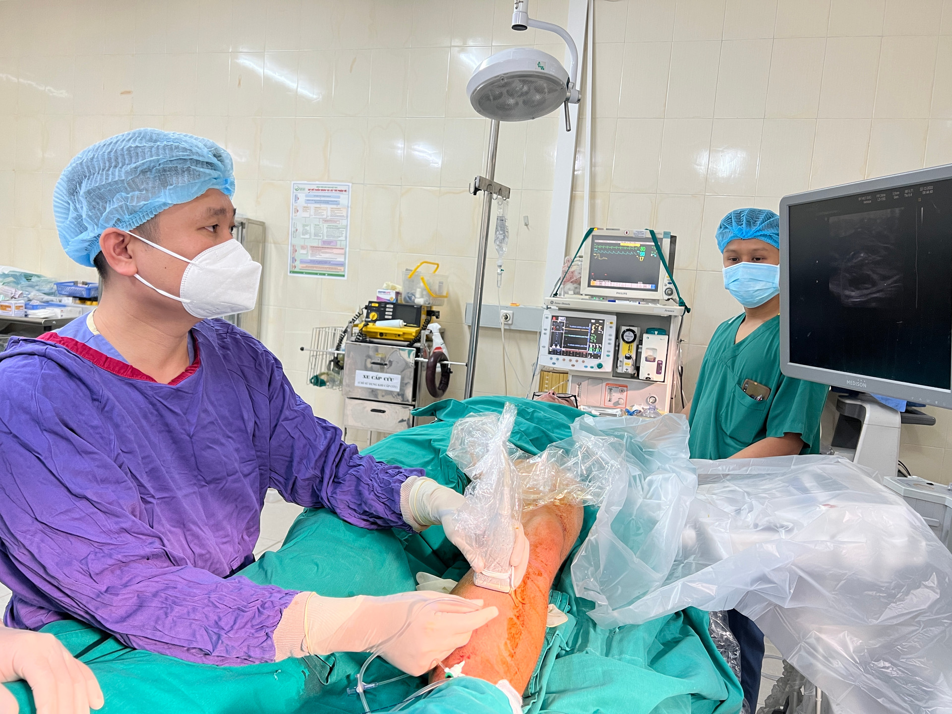 Giúp bệnh nhân Nam Phi chữa lành suy van tĩnh mạch hiển bằng laser nội mạch - 1