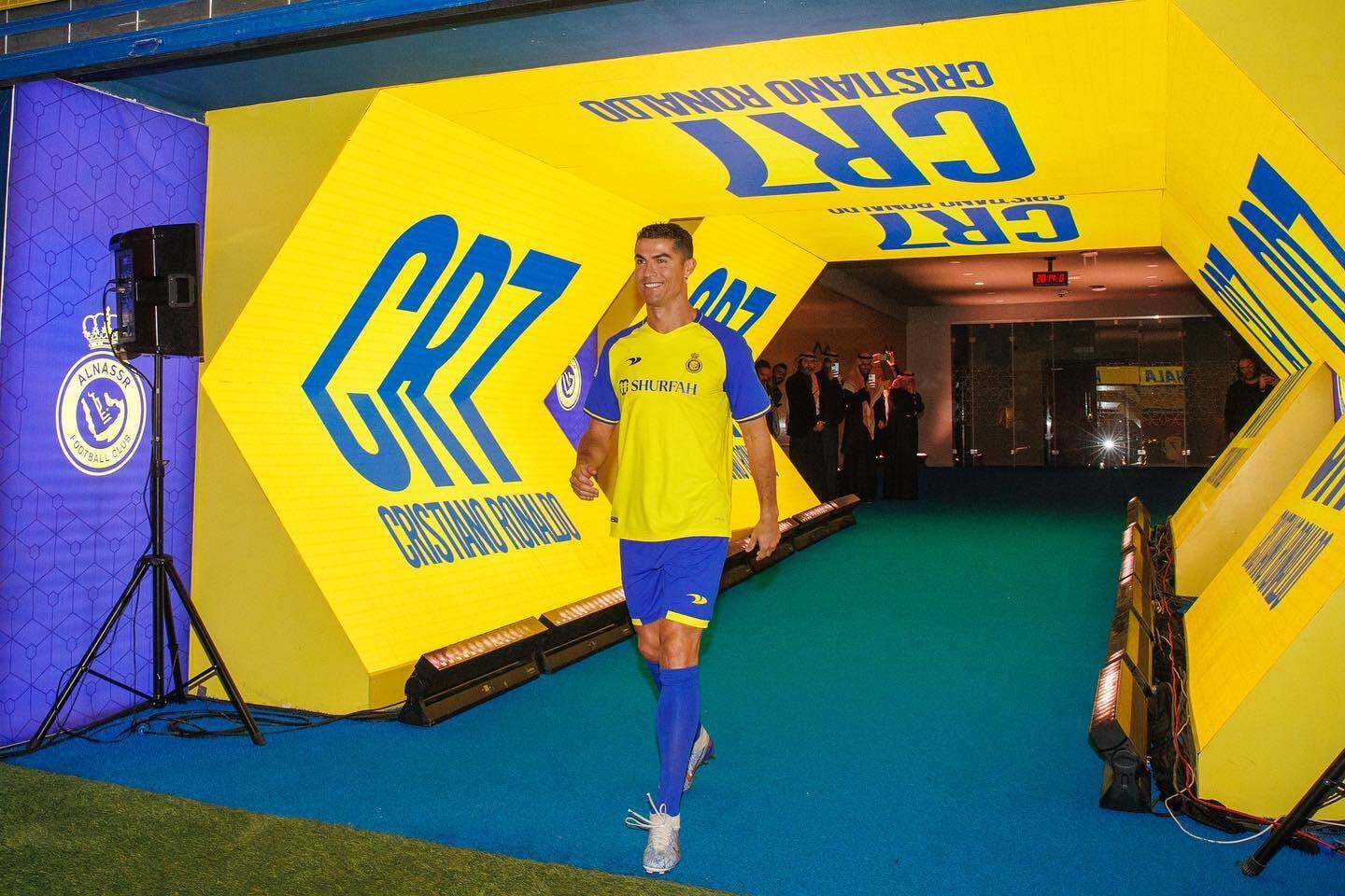 Ronaldo cười hạnh phúc ra mắt Al Nassr, cổ động viên đốt pháo đỏ rực khán đài - 3