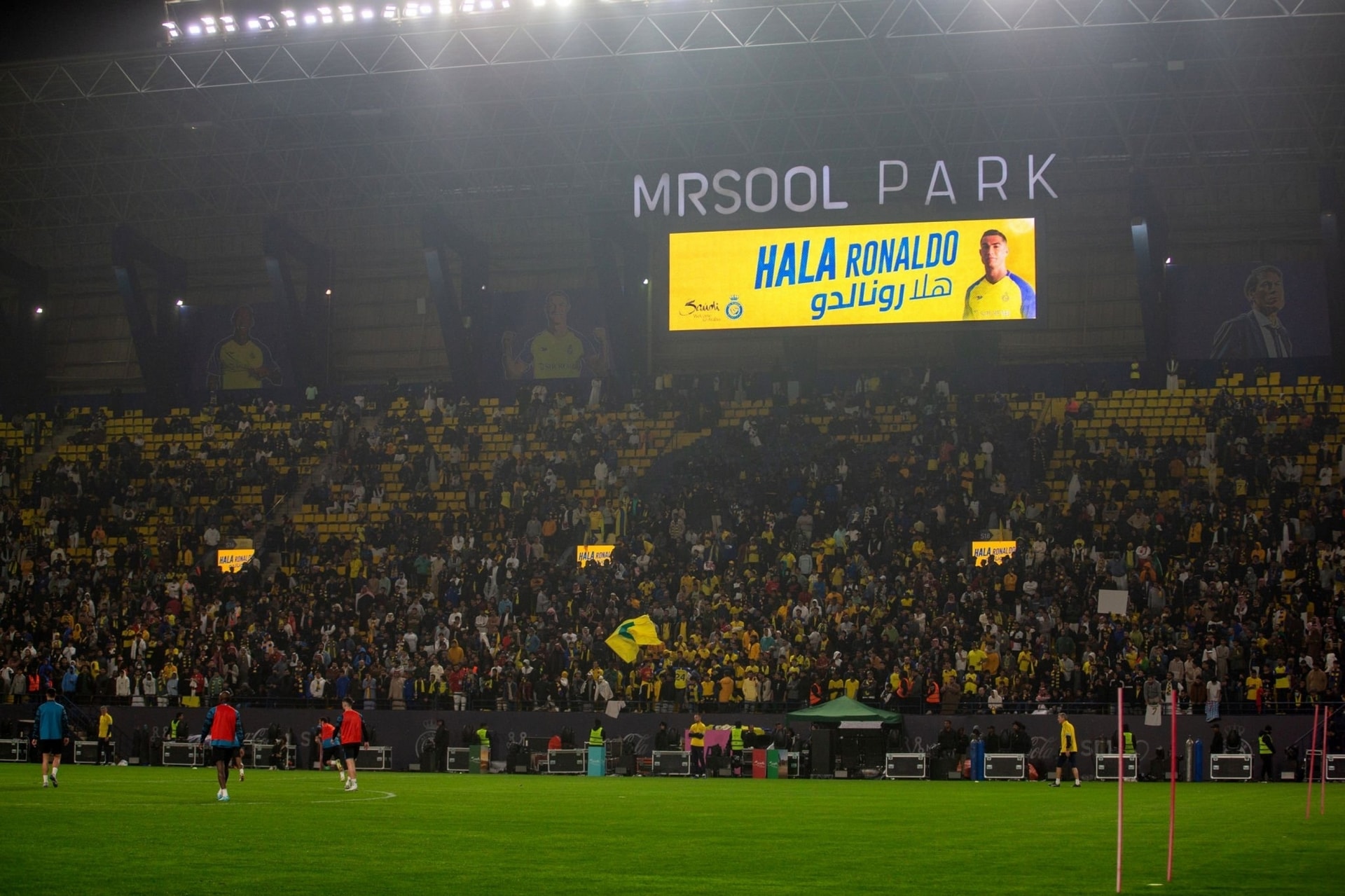 Ronaldo cười hạnh phúc ra mắt Al Nassr, cổ động viên đốt pháo đỏ rực khán đài - 2
