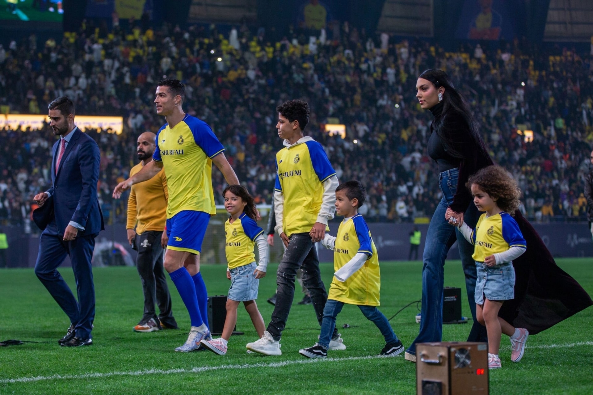 Ronaldo cười hạnh phúc ra mắt Al Nassr, cổ động viên đốt pháo đỏ rực khán đài - 5
