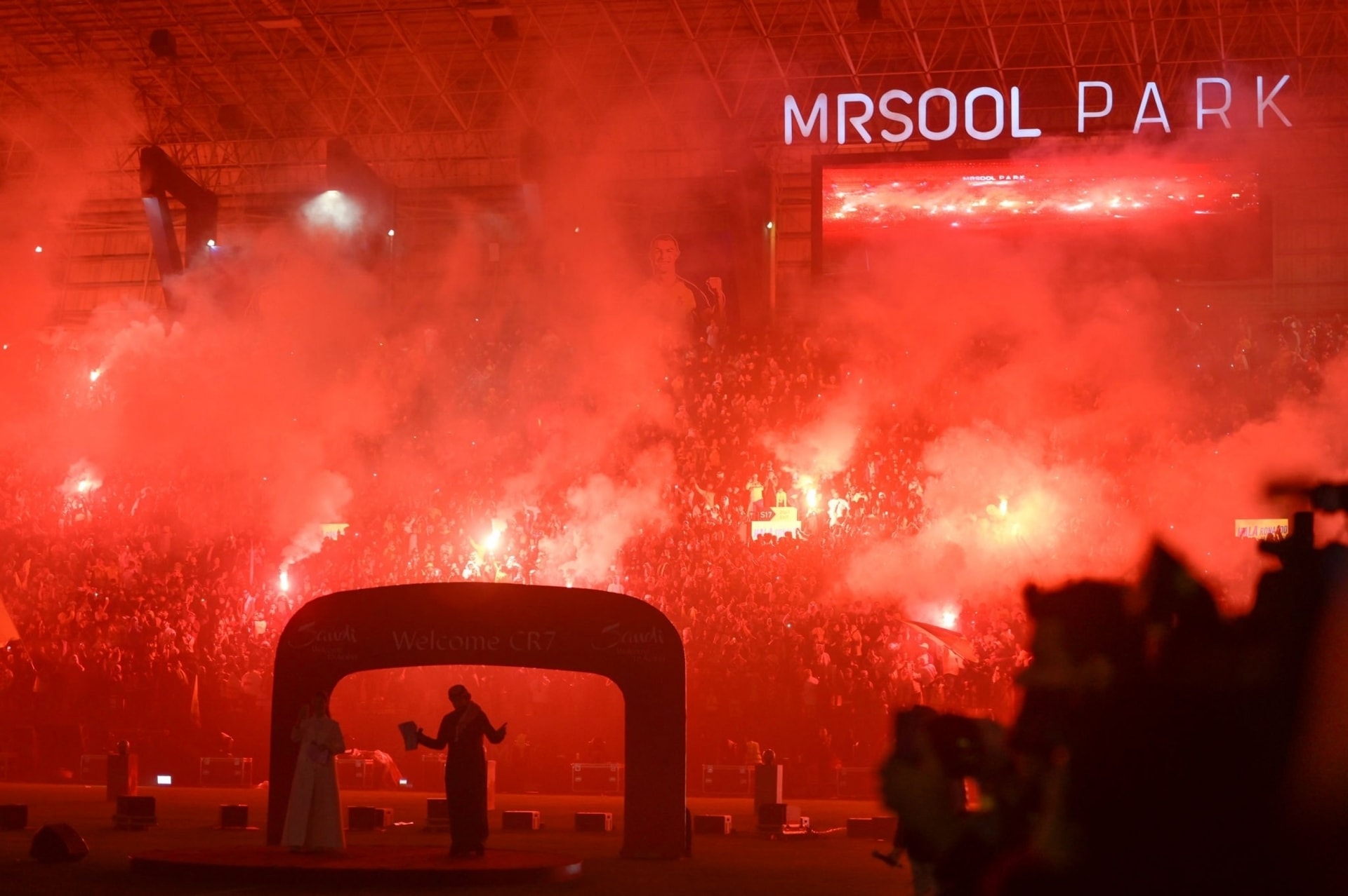 Ronaldo cười hạnh phúc ra mắt Al Nassr, cổ động viên đốt pháo đỏ rực khán đài - 1