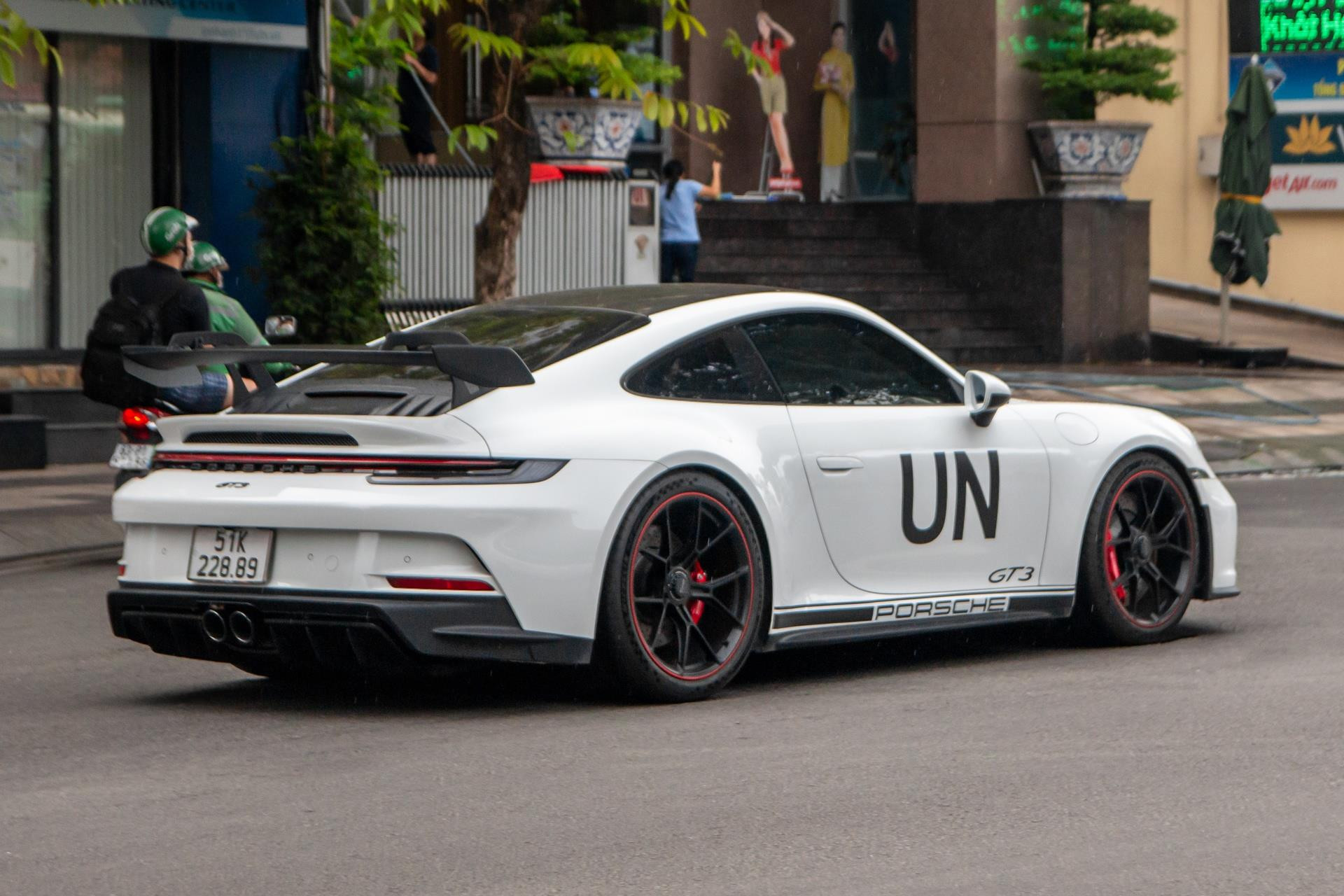 Ông Đặng Lê Nguyên Vũ cầm lái Porsche 911 GT3 hàng hiếm tại TP.HCM - 15